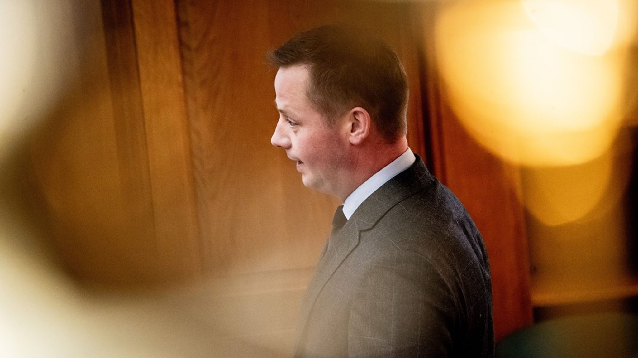 Transportminister Thomas Danielsen (V) forklarede i Folketingssalen, at nye beregninger af Egholmforbindelsen blev bestilt efter spørgsmål fra Folketinget. Det var "upræcist," anerkender ministeren. 