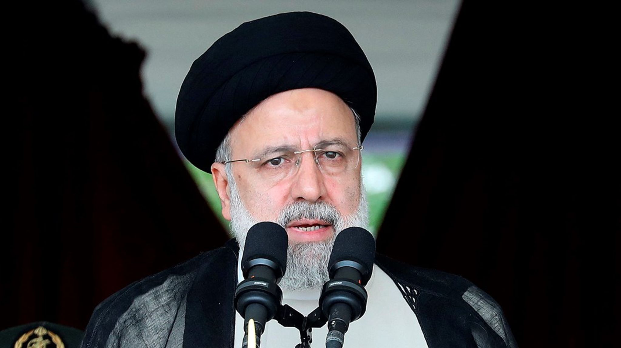 Ebrahim Raisi døde søndag - bekræftet mandag - da hans helikopter angiveligt fløj ind i en bjergtop, <a href="https://www.reuters.com/world/middle-east/hopes-fade-wreckage-found-helicopter-carrying-iranian-president-raisi-2024-05-20/" target="_blank" rel="noopener">rapporterer Reuters.</a>&nbsp;Arkivfoto.
