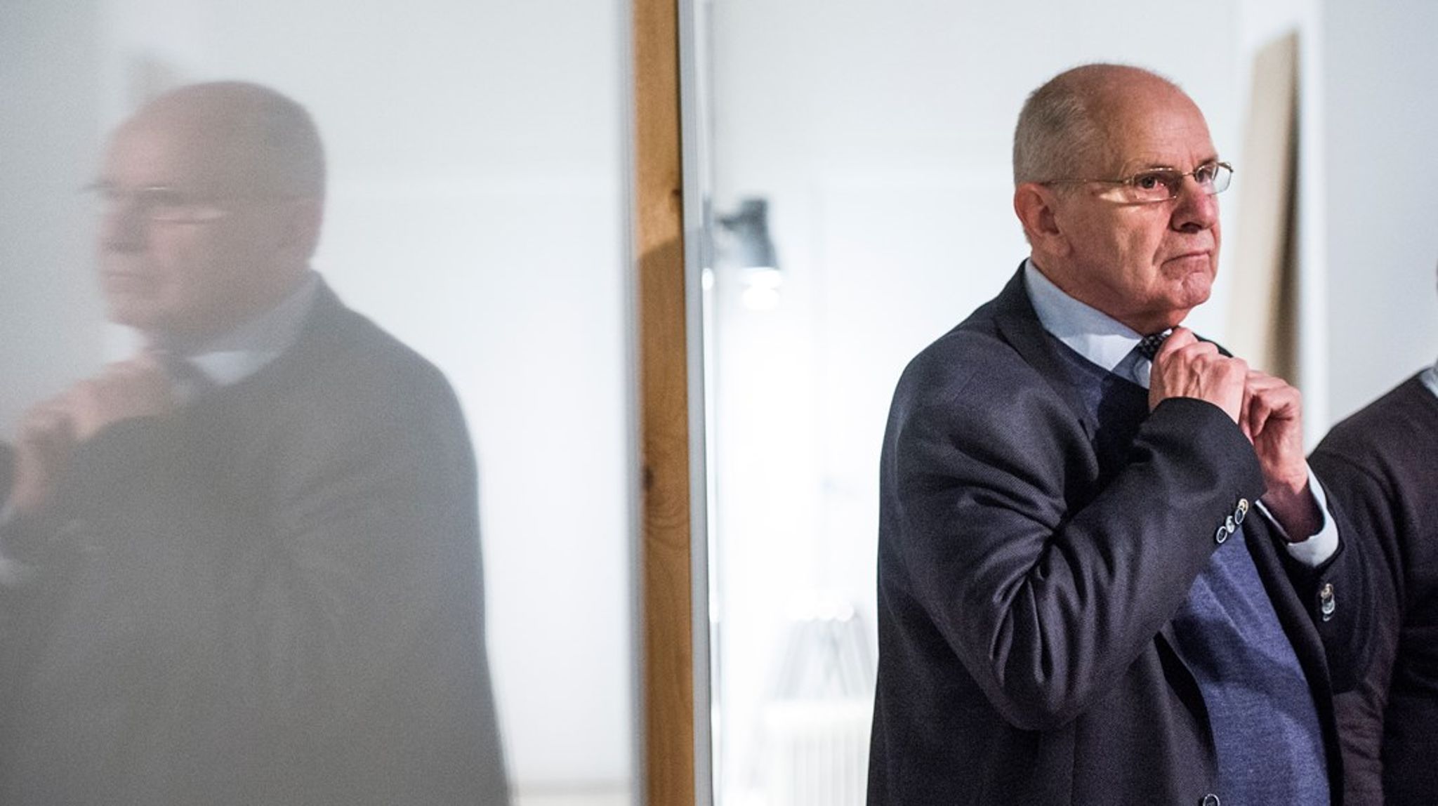 "Jeg holder mig bare til min kontrakt," udtalte Jørgen Ejbøl i forbindelse med kritikken om hans formandshonorar på 2,1 millioner kroner ved Jyllands-Postens Fond. Nu har han revet kontrakten over og stopper som formand.