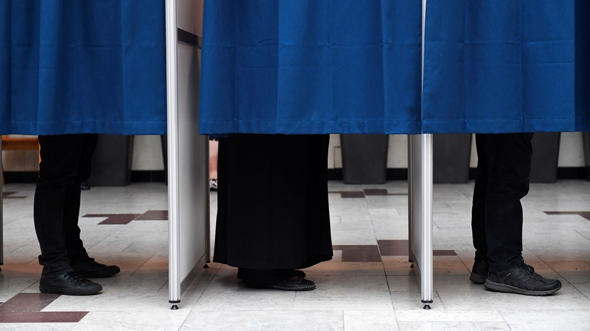Vi er nødt til at punktere myten om, at vi i Danmark er brandgode til at deltage i demokratiske valg. Det er en falliterklæring, at kun godt halvdelen i gennemsnit stemmer ved&nbsp;Europa-Parlamentsvalgene, skriver Lisbeth Knudsen.