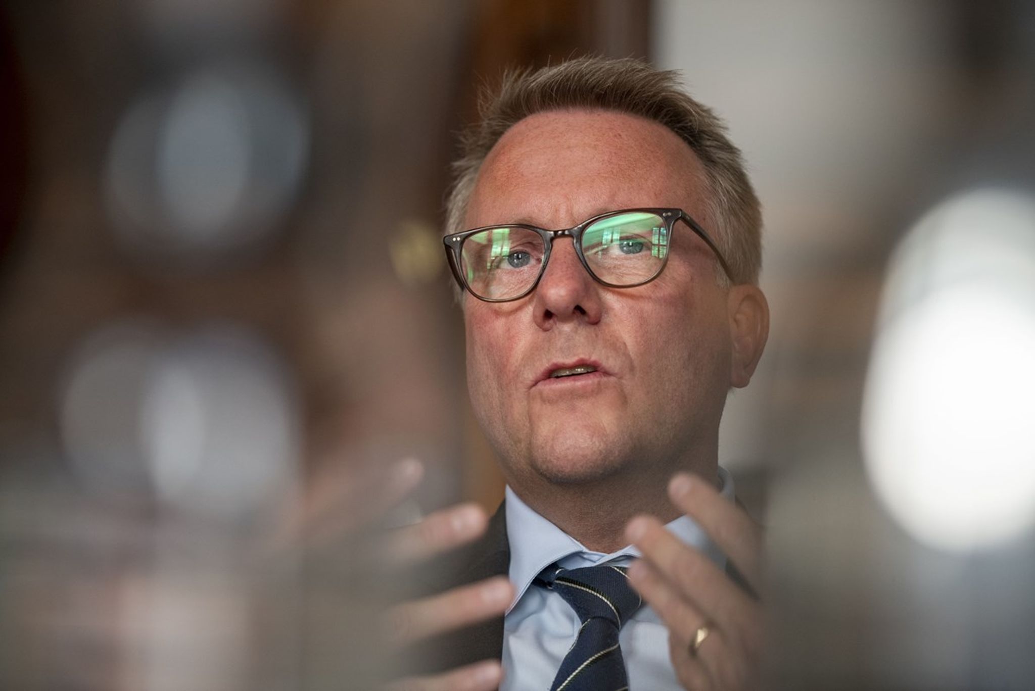Erhvervsminister Morten Bødskov (S) har bolden på en del af de initiativer, der skal gøre det nemmere for foreninger at have en bankkonto. Et af dem, en vejledning til bankerne, som giver mulighed for at inddele foreningskunder i forskellige risikogrupper med forskellige krav til dokumentation, skulle have været evalueret i foråret 2024. Det bliver den ikke alligevel. 