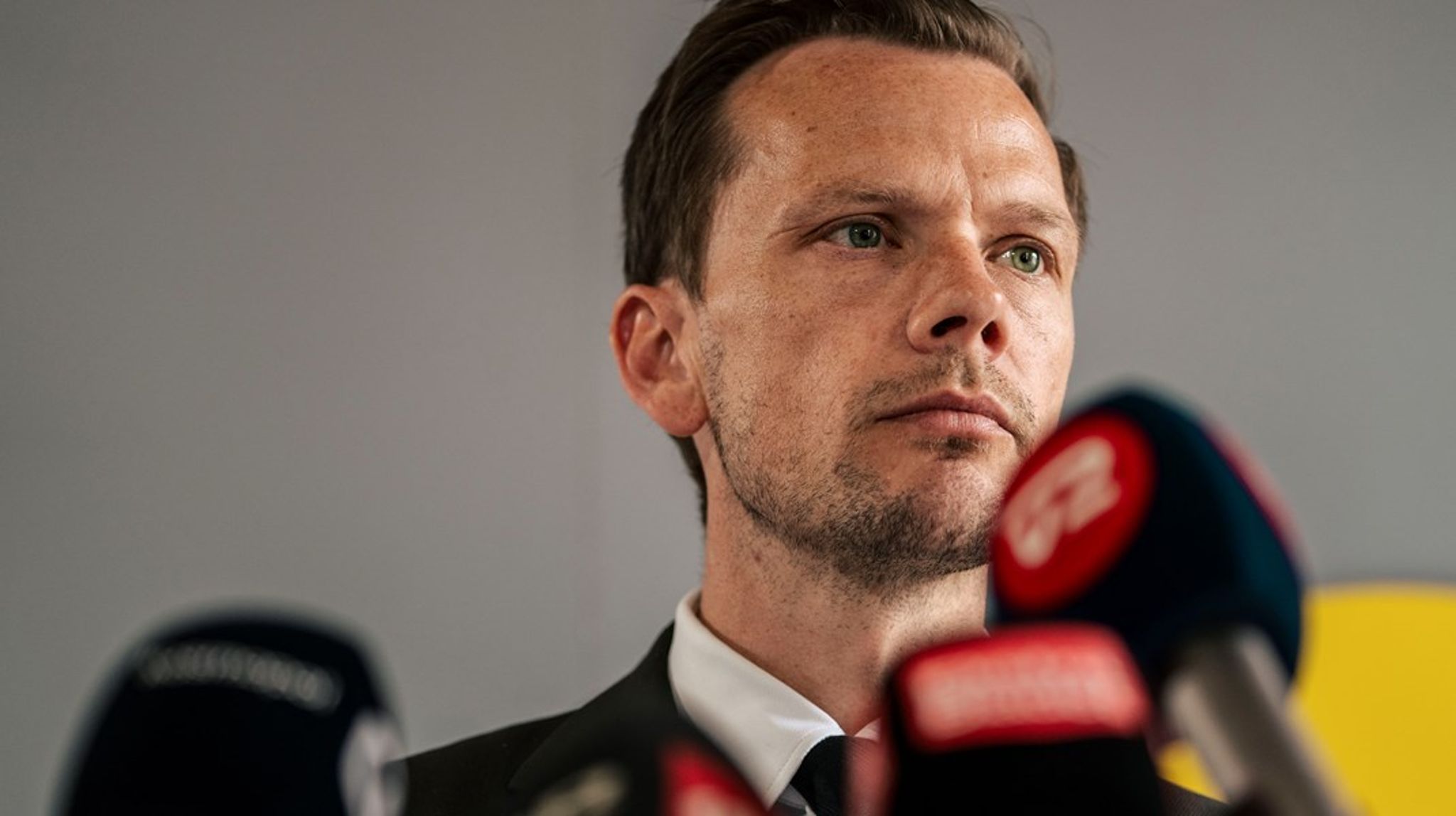 Regeringens kamp mod hvidvask er helt rigtig. Derfor bør regeringen øjeblikkeligt skrotte planerne om at droppe kravet om dansk bankkonto til mange af de udlændinge, der arbejder i Danmark, skriver Søren Heisel og Claus von Elling.