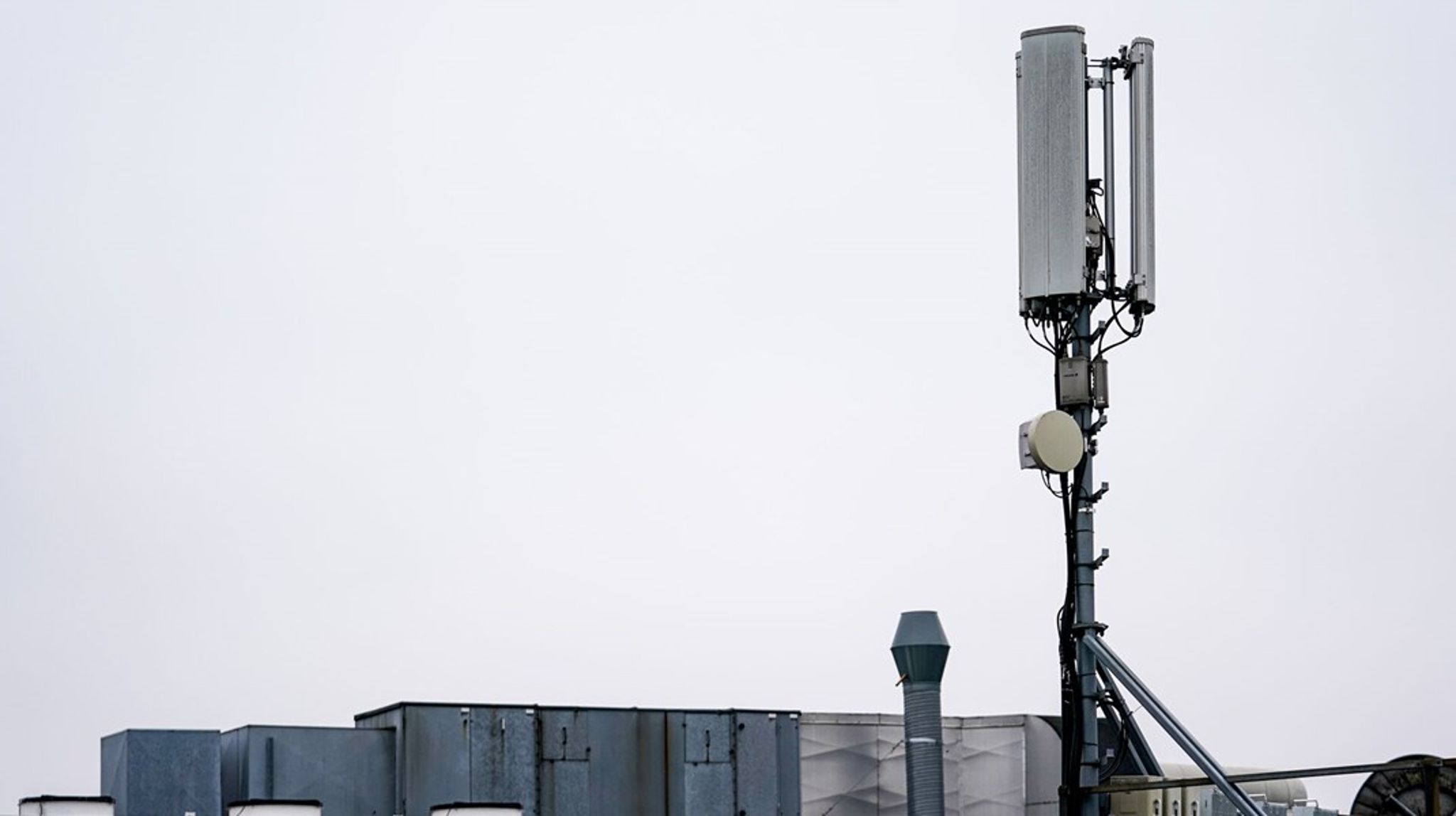 Teleoperatørerne ønsker klar besked om, hvilket netværksudstyr, de må anvende i deres netværksinfrastruktur. I dag ved de reelt ikke, hvilke selskaber de for eksempel må købe antenner, routere og styringssystemer fra, skriver&nbsp;Poul Noer, Jakob Willer og Martin Jensen Buch.
