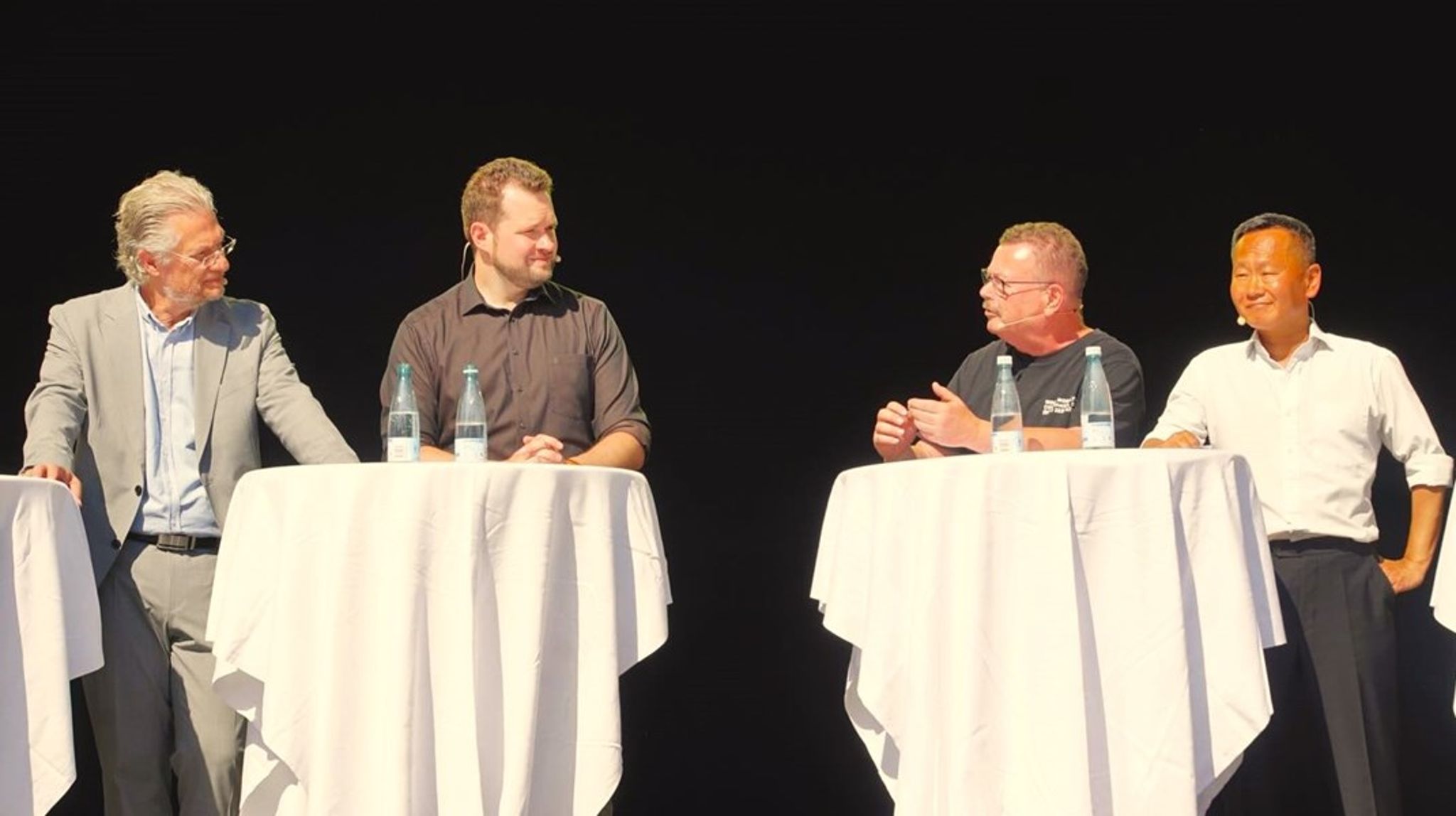 I Mariager forsøgte Enhedslistens Per Clausen at forklare sin tanke om en europæisk togfond, mens Henrik Dahl fra Liberal Alliance og Anders Vistisen fra Dansk Folkeparti så skeptisk til. Bag Clausen ses Jan Kristoffersen fra Alternativet.