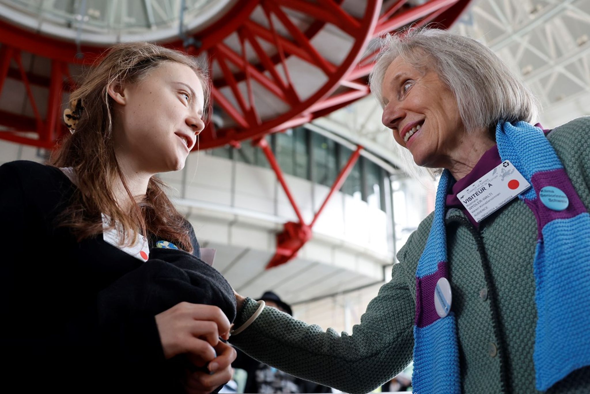 To klimaaktivister i snak efter at den Europæiske Menneskerettighedsdomstol har afsagt dom over Schweiz: Rosmarie&nbsp;Wydler-Walti fra den schweiziske ngo KlimaSeniorinnen og svenske Greta Thunberg. Dommen er en potentiel løftestang for klima-ngo'er, der kan bruge den til at lægge ekstra pres på regeringer.&nbsp;<a href="https://en.klimaseniorinnen.ch/" target="" rel=""><h3><br></h3></a>