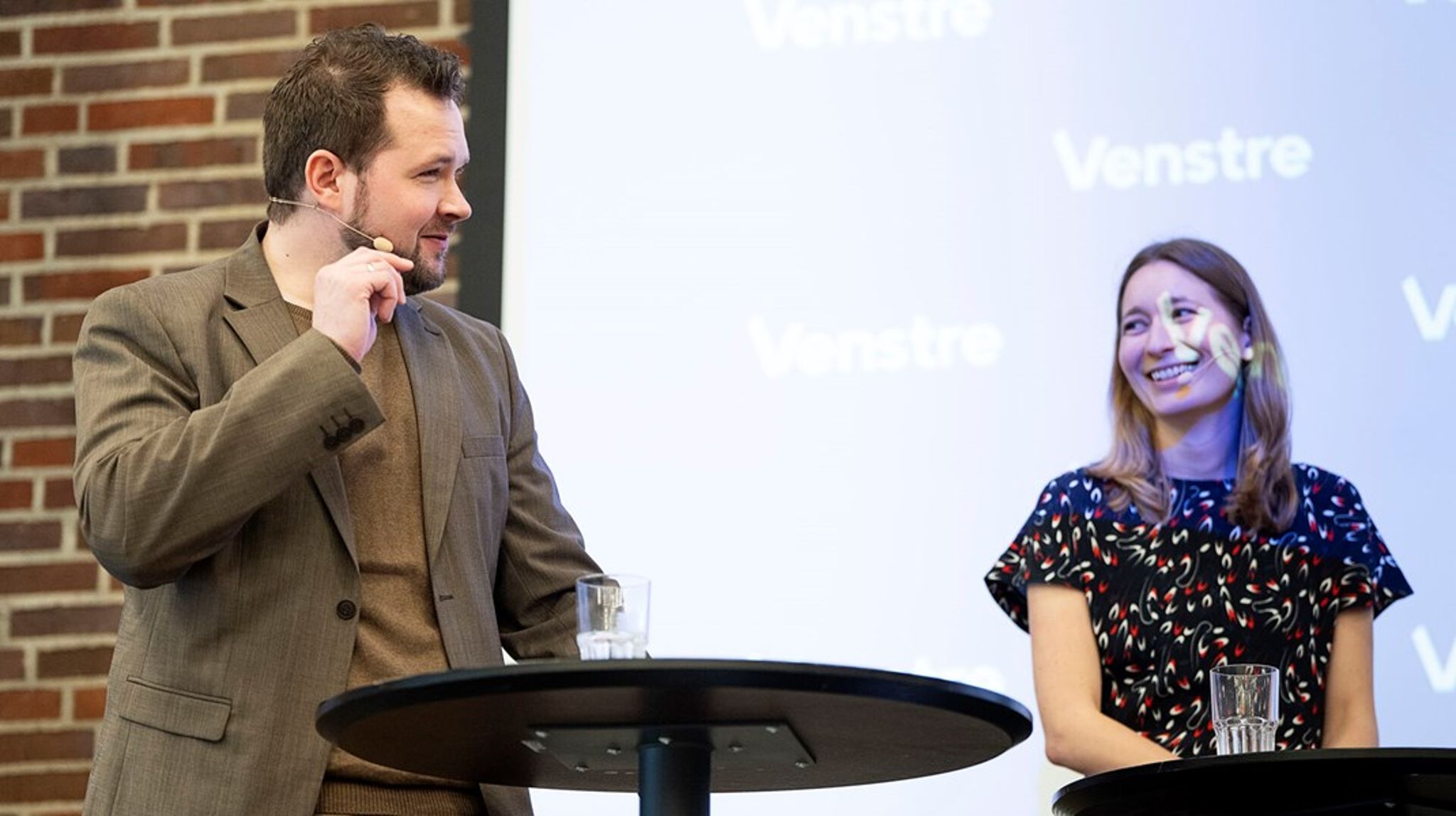 Anders Vistisen (DF):"Folk som Søren Søndergaard (EL) og Jens Peter Bonde (JuniBevægelsen) løftede EU-kritikken flot."<br>&nbsp;Her ses Vistisen i&nbsp; debat&nbsp;med SF's Kira Marie Peter-Hansen ved et EU-arrangement hos Venstre.&nbsp;