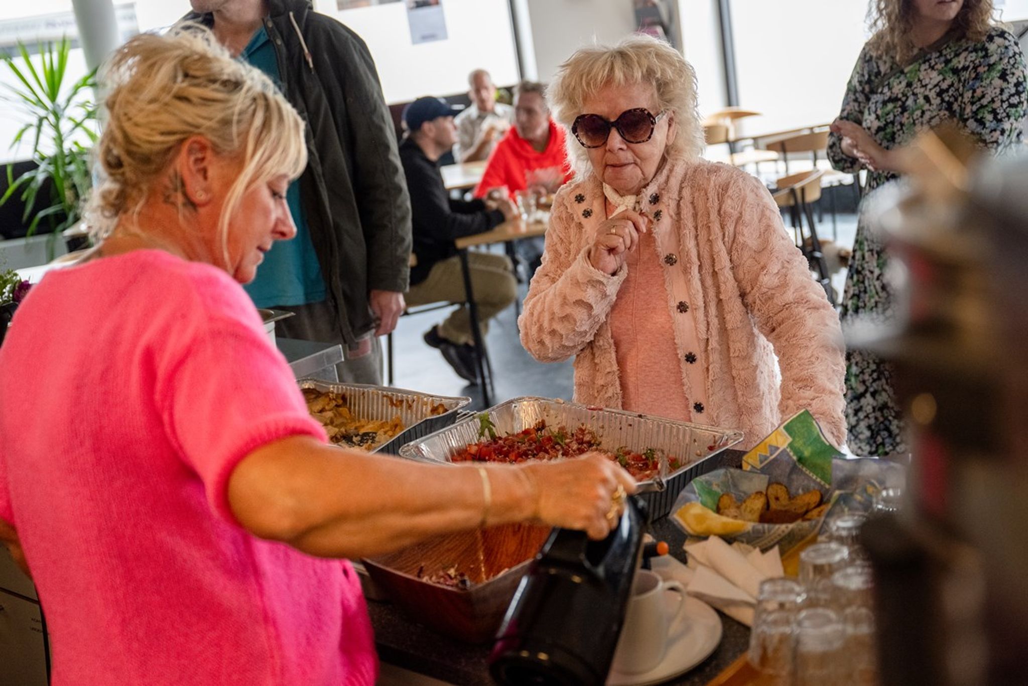 'Baronessen' med det borgerlige navn Solveig Larsen er mildt sagt skeptisk over for EU, som hun heller ikke synes, hun har forstand på. Men en frokost og en snak med kandidaten Kim Elmose får hende på andre tanker.