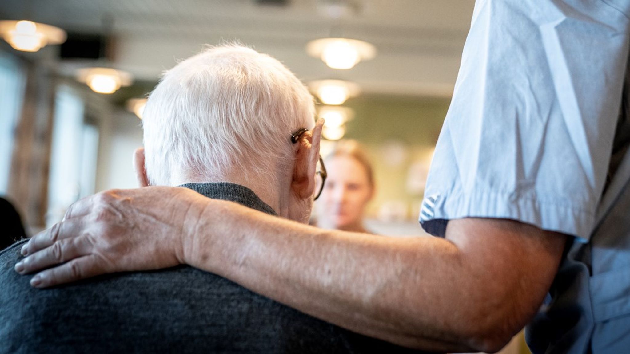 Det er helt afgørende, at når politikerne bruger udtrykket "helhedspleje", så omfatter det alle plejeopgaver omkring borgeren – også sygeplejen, skriver Mona Striib og Martin Damm.<br>