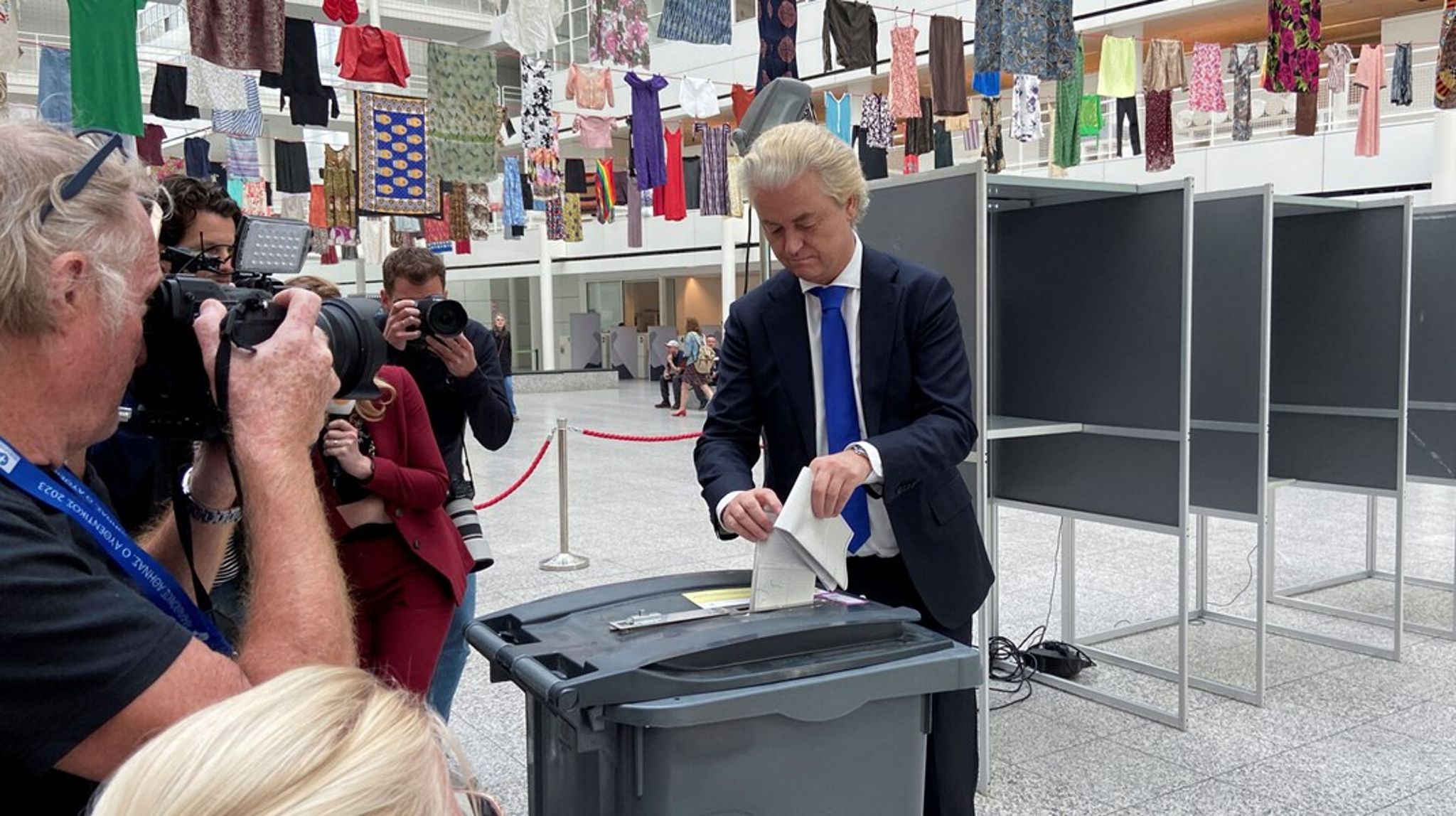 Lederen af det hollandske nationalistparti Frihedspartiet, Geert Wilders, stemte sammen med alle de andre hollandske vælgere allerede torsdag. I Danmark og de fleste andre EU-lande foregår valget på søndag. 