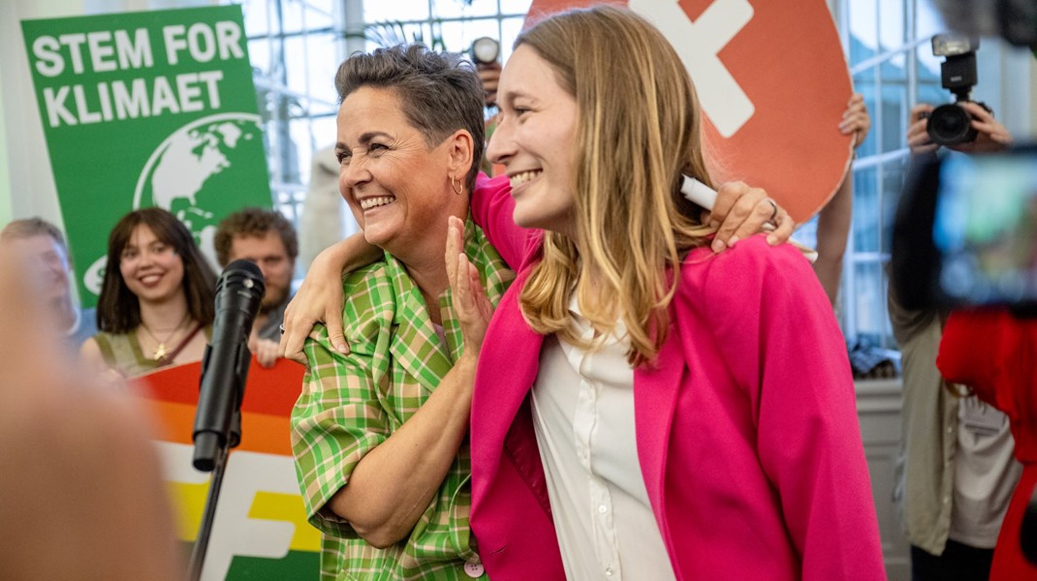 SF-spidskandidat Kira Marie Peter-Hansen og SF-forperson Pia Olsen Dyhr blev mødt af stor jubel, da de ankom til Christiansborg på valgaftenen.&nbsp;&nbsp;