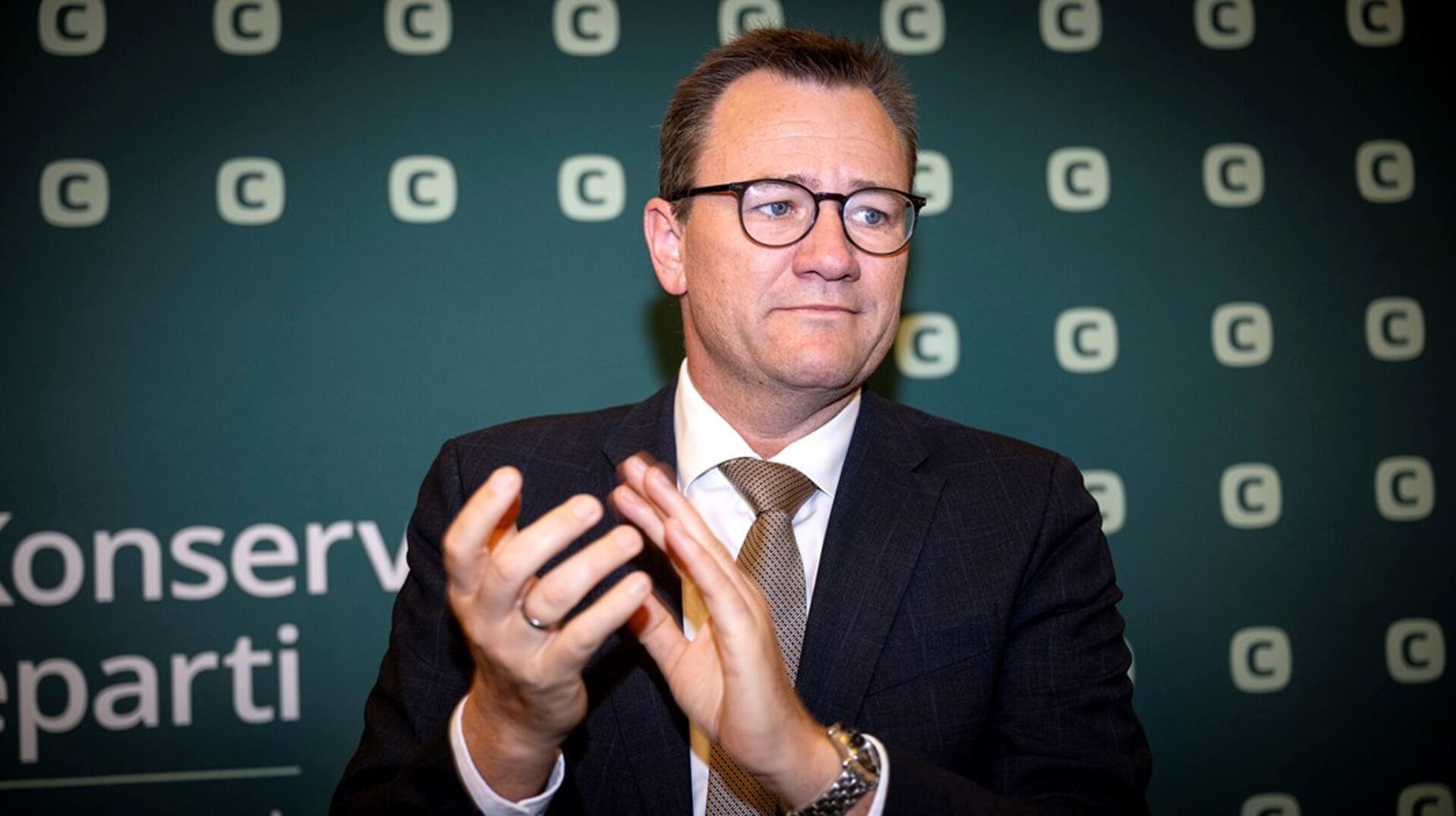 Niels Flemming Hansen (K) er spidskandidat for Konservative ved Europa-Parlamentsvalget og står derfor til at rykke til Bruxelles, efter Konservative fik et enkelt mandat ved valget søndag. Hans afløser i Folketinget bliver hans særlige rådgiver, Frederik Bloch Münster.&nbsp;