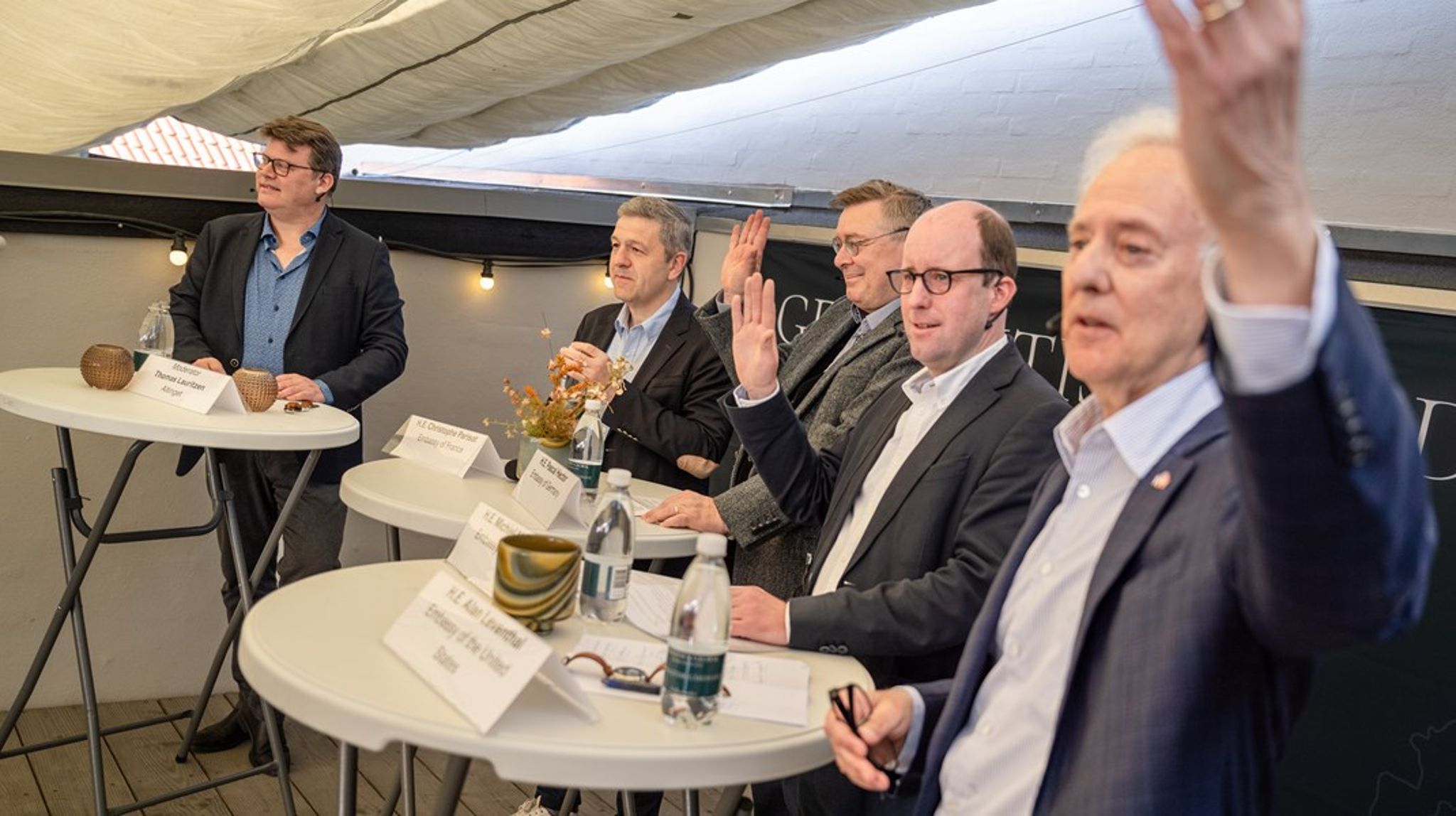 Fra venstre til højre: Ordstyrer Thomas Lauritzen, Altinget, Christophe Parisot, fransk ambassadør, Pascal Hector, tysk ambassadør, Michiel&nbsp;Maertens,&nbsp;belgisk&nbsp;ambassadør&nbsp;og Alan Leventhal, amerikansk ambassadør.
