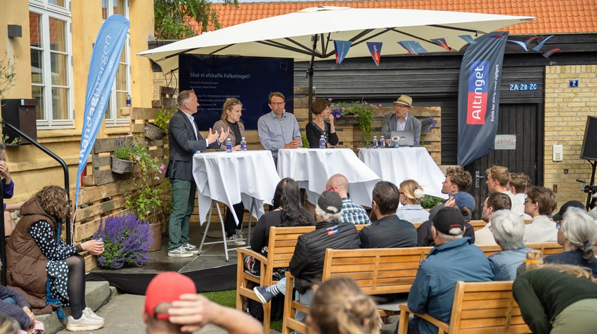 Jan Juul Christensen, forhenværende partisekretær i Socialdemokratiet, Jeppe Søe (M), Therese Scavenius (UP) og Anne Skorkjær Binderkrantz fra Statskundskab på Aarhus Universitet gav både argumenter for og imod at bevare Folketinget, da emnet var til debat på Folkemødet lørdag.