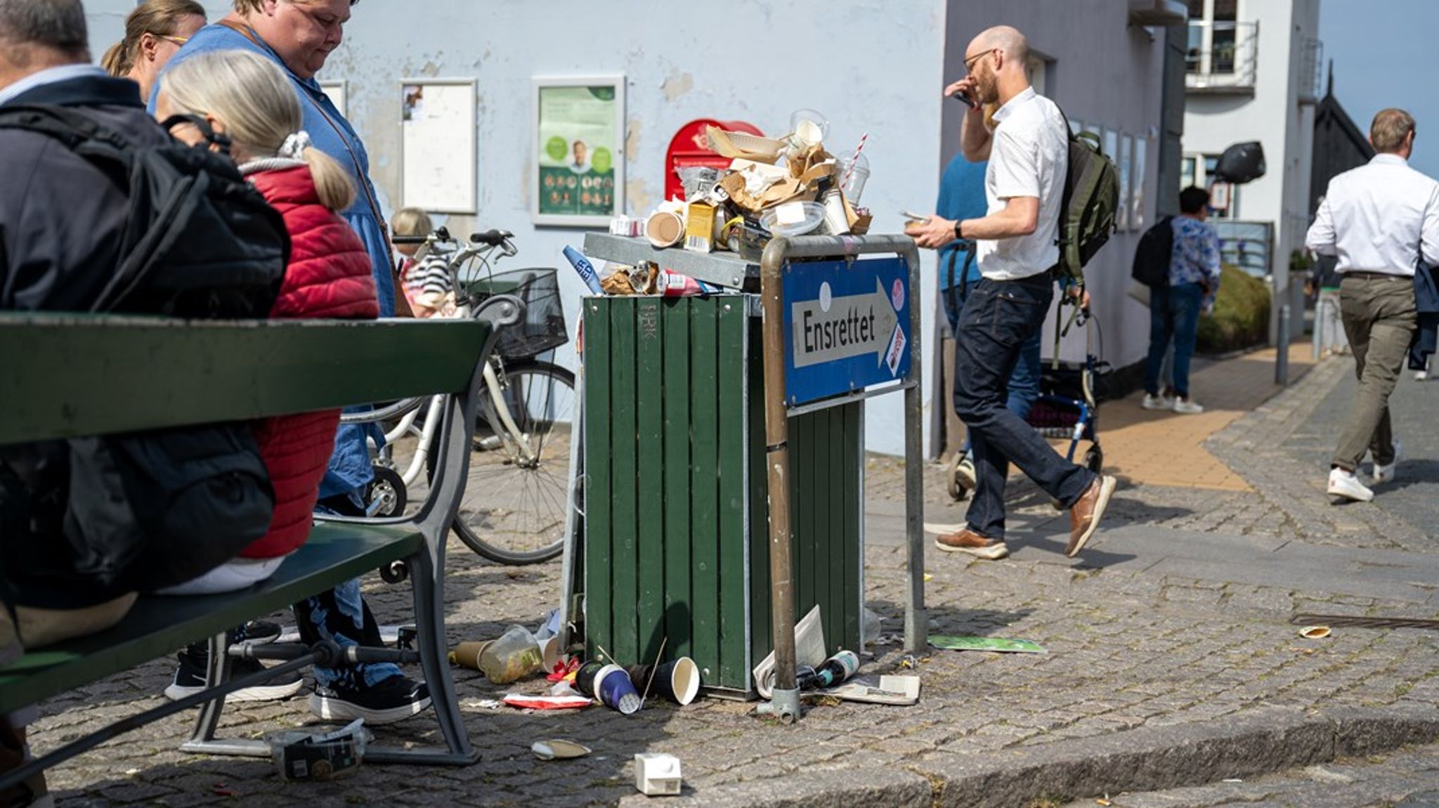 For meget plastikaffald genanvendes ikke. Aktører ønsker opgør med regler, der spænder ben for genanvendelse. Her ses en overfyldt skraldespand på Folkemødet i Allinge.