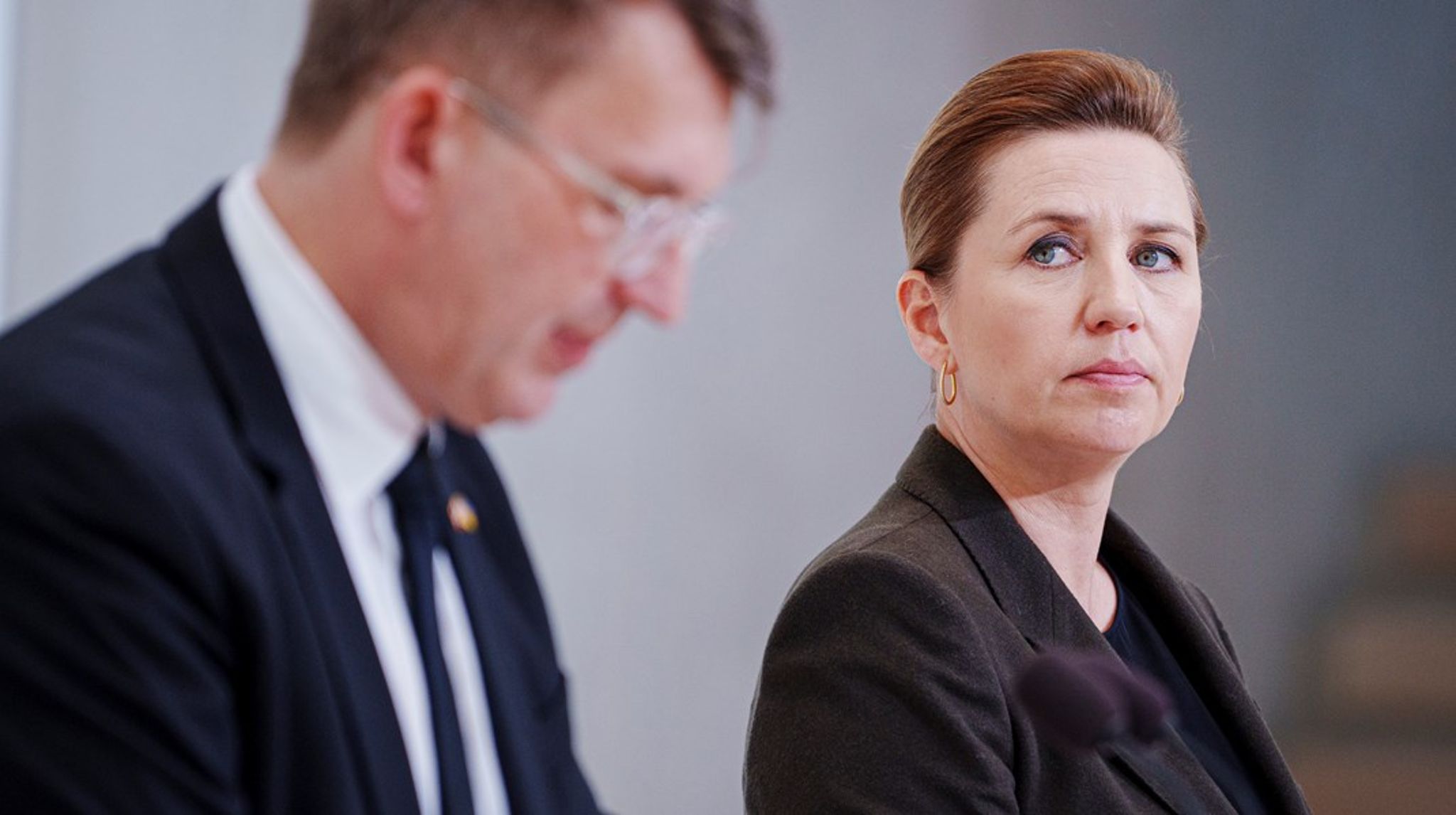 Selvom&nbsp;Mette Frederiksen&nbsp;afviser interessen, er der vel ingen, der for alvor tror på, at hun ikke snupper en europæisk nødudgang, hvis den viser sig foran hende, skriver Simon Emil Ammitzbøll-Bille.