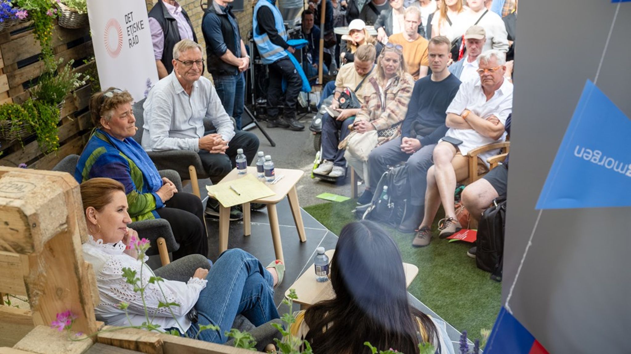 Det er nu opgaven for de store etablerede organisationer at gentænke deres lukkede events, så man ikke skader og eroderer hovedformålet med Folkemødet, skriver&nbsp;Kolja Dahlin og Johan Galster.