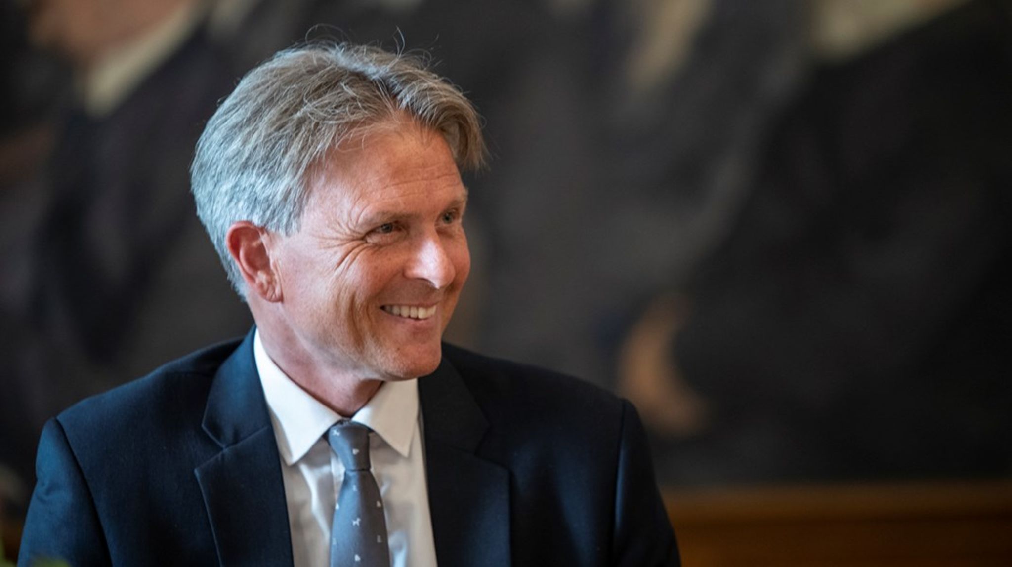 V-ordfører Kim Valentin skal nu nærlæse ekspertudvalgets anbefalinger til en ny jobreform, men&nbsp;det ligger fast, at regeringen vil rydde ud i reglerne på området og give kommunerne mere frihed, lyder det.