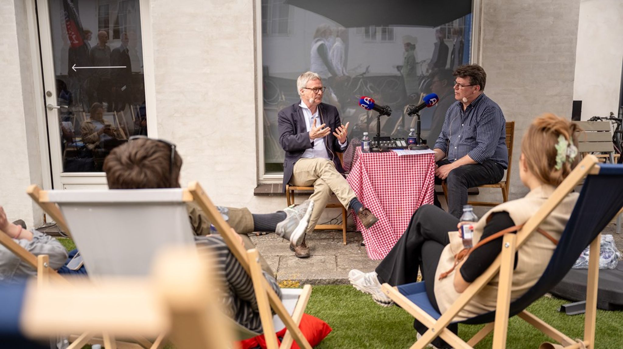 Thomas Lauritzen,&nbsp;EU-korrespondent på Altinget (th.), interviewer Jeppe Tranholm-Mikkelsen, departementchef i Udenrigsministeriet (tv.) på Folkemødet i Allinge.