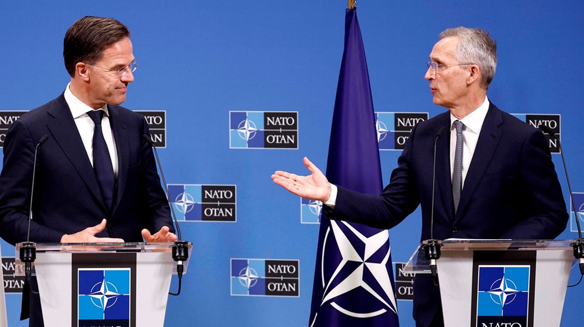 Mark Rutte (t.v.) afløser den norske politiker Jens Stoltenberg (t.h.), der har været&nbsp;generalsekretær i Nato siden 2014.