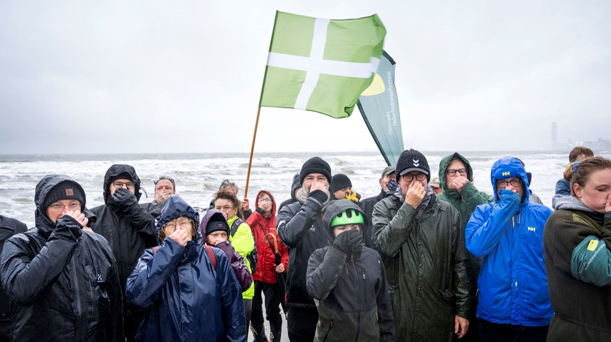 I modsætning til organisationer som Danmarks Naturfredningsforening og Dansk Sportsdykkerforbund, her i en protest mod iltsvind i de danske farvande, er tænketankenes adgang til den offentlige debat ikke baseret på, om de har medlemmer bag sig eller ej. 