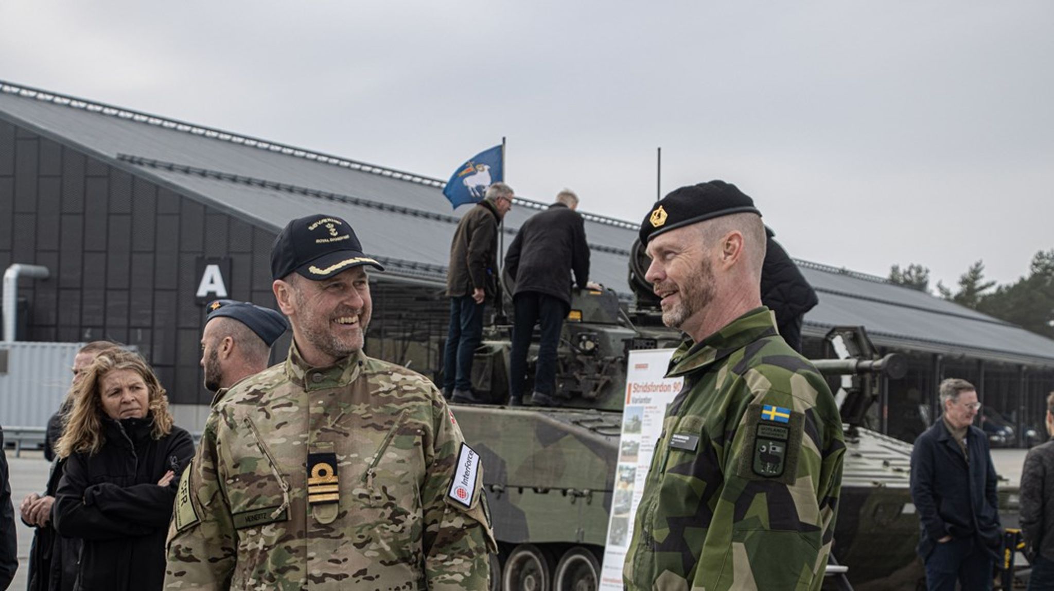 Oberst Dan Rasmussen (th) har været regimentschef for P18 siden august 2023. Til venstre for ham ses Christian G.H. Meinertz, der er adjudant for Kong Frederik. <div><br></div>