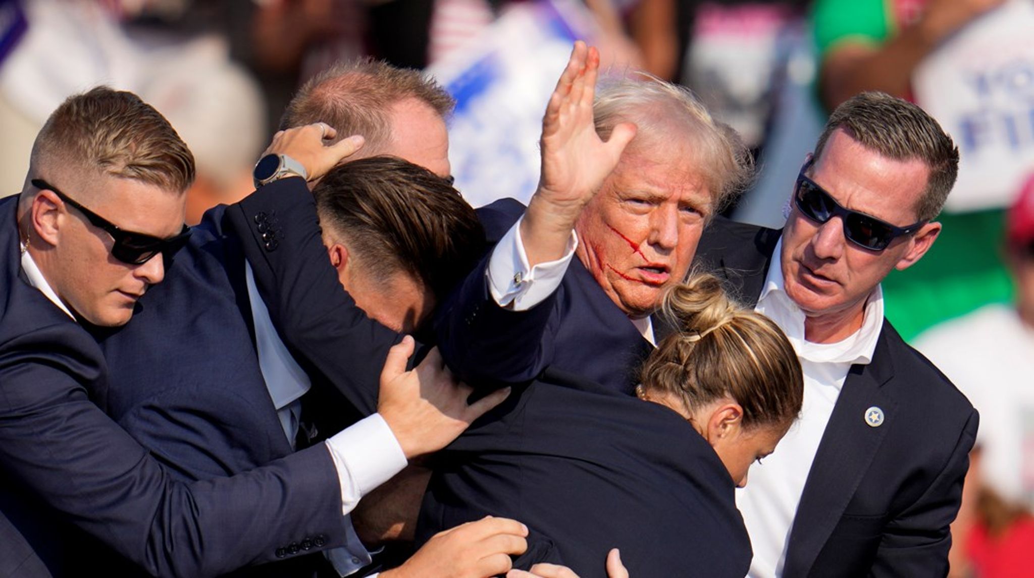 Donald Trump blev lørdag aften ramt i øret af&nbsp;skud.&nbsp;