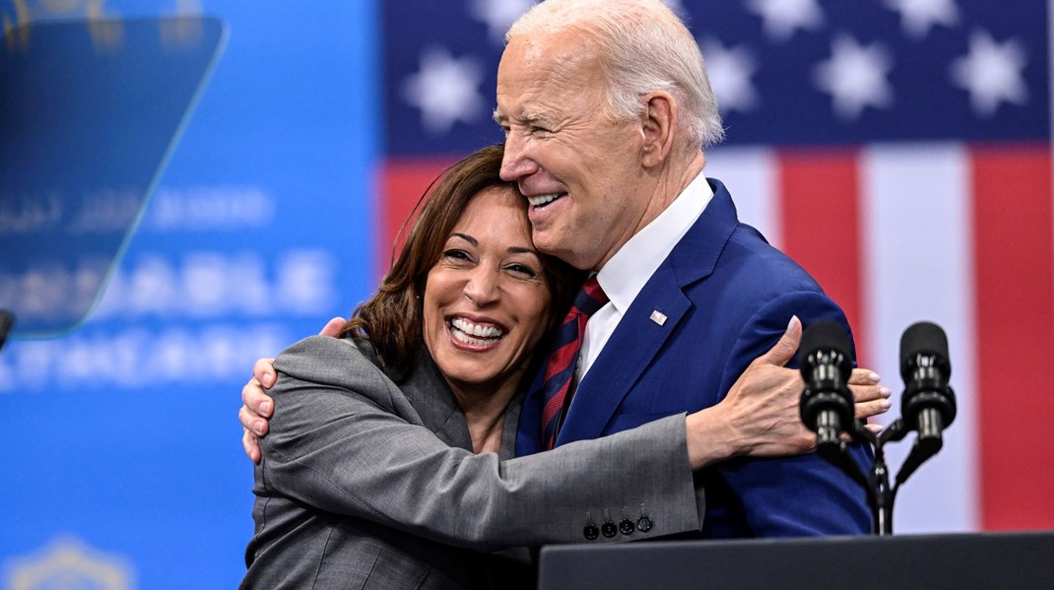 Mens dette skrives, ser det ud til, at vicepræsident Kamala Harris bliver partiets nye frontfigur. Det er langtfra overraskende.
Hun har erfaring, og – hvad der nok er endnu vigtigere – ville demokraterne med et åbenlyst fravalg af vicepræsidenten støde ikke-hvide vælgere fra sig.