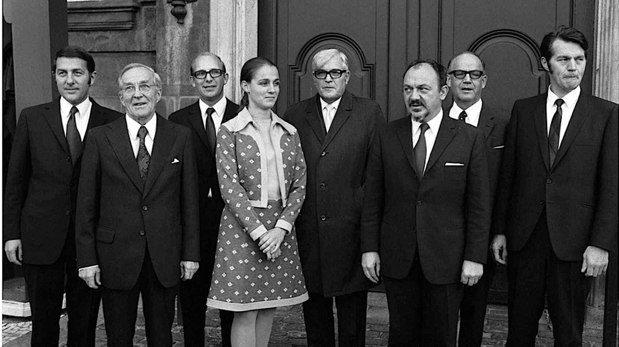 Anker Jørgensen præsenterer nye ministre i 1973. Til venstre ses nu afdøde, daværende forsvarsminister og senere udenrigsminister Kjeld Olesen. Han blev 92 år.