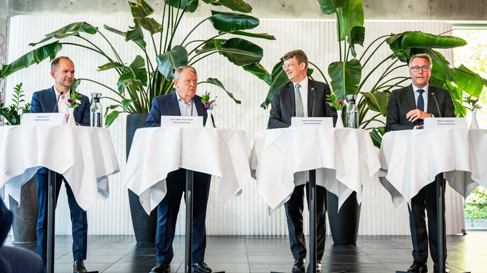 I juni præsenterede regeringen en ny erhvervspakke med skattelettelser for 1,8 milliarder kroner, hvor regningen deles lige over ved at sanere&nbsp;erhvervsstøtten for 900 millioner kroner og finansiere resten fra råderummet. Men i regeringsgrundlaget lovede regeringen, at alle skattelettelserne skulle betales ved at skære i erhvervslivets støtte.