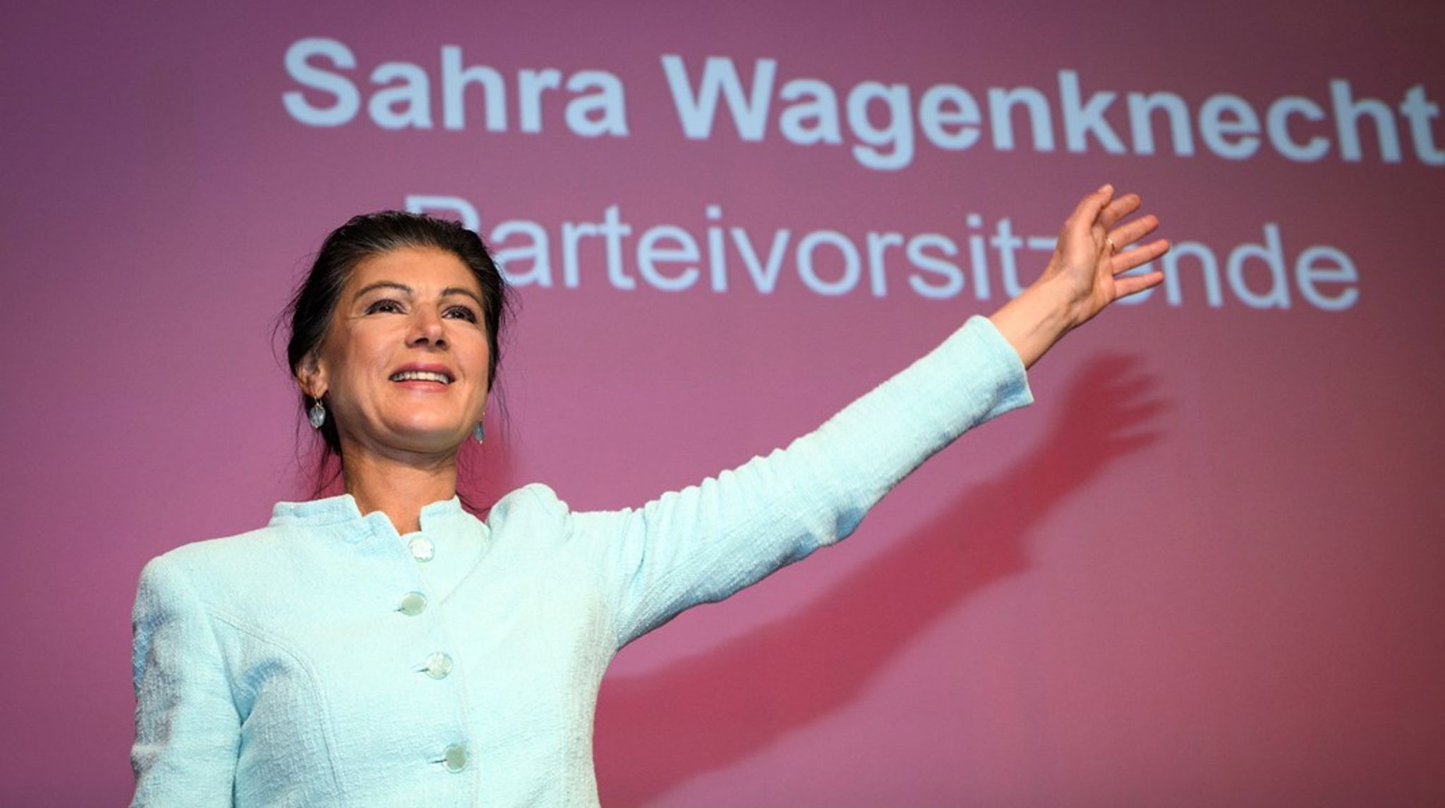 I Tyskland forsøger Sahra Wagenknecht at tale for de tilsidesatte. Det samme gjorde Mette Frederiksen frem til 2022, skriver Lars Olsen.