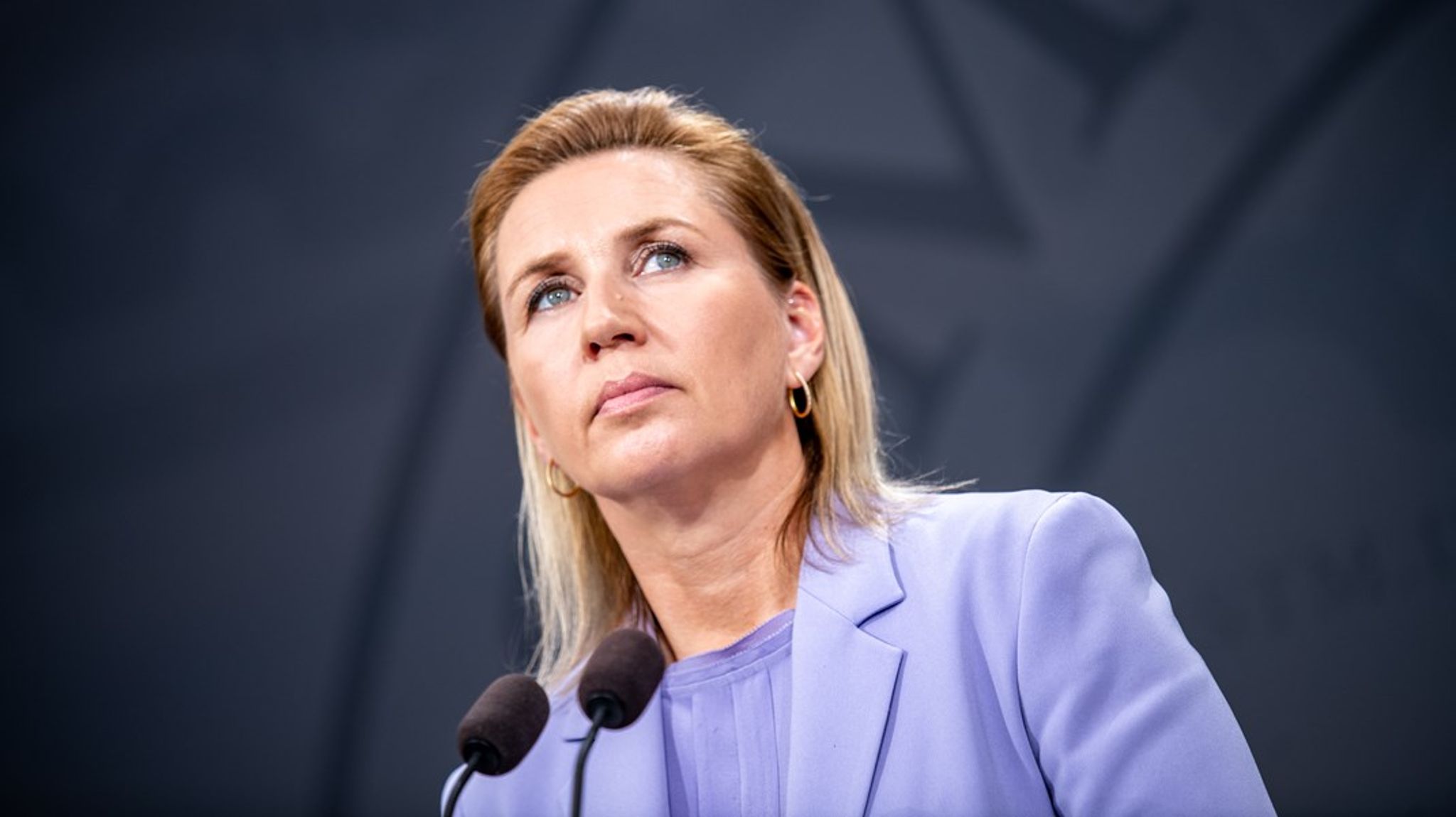 Regeringen vil sætte ind for at få danske kvinder til at få flere børn. Men det sker uden "løftede pegefingre," lovede statsministeren på pressemøde onsdag.