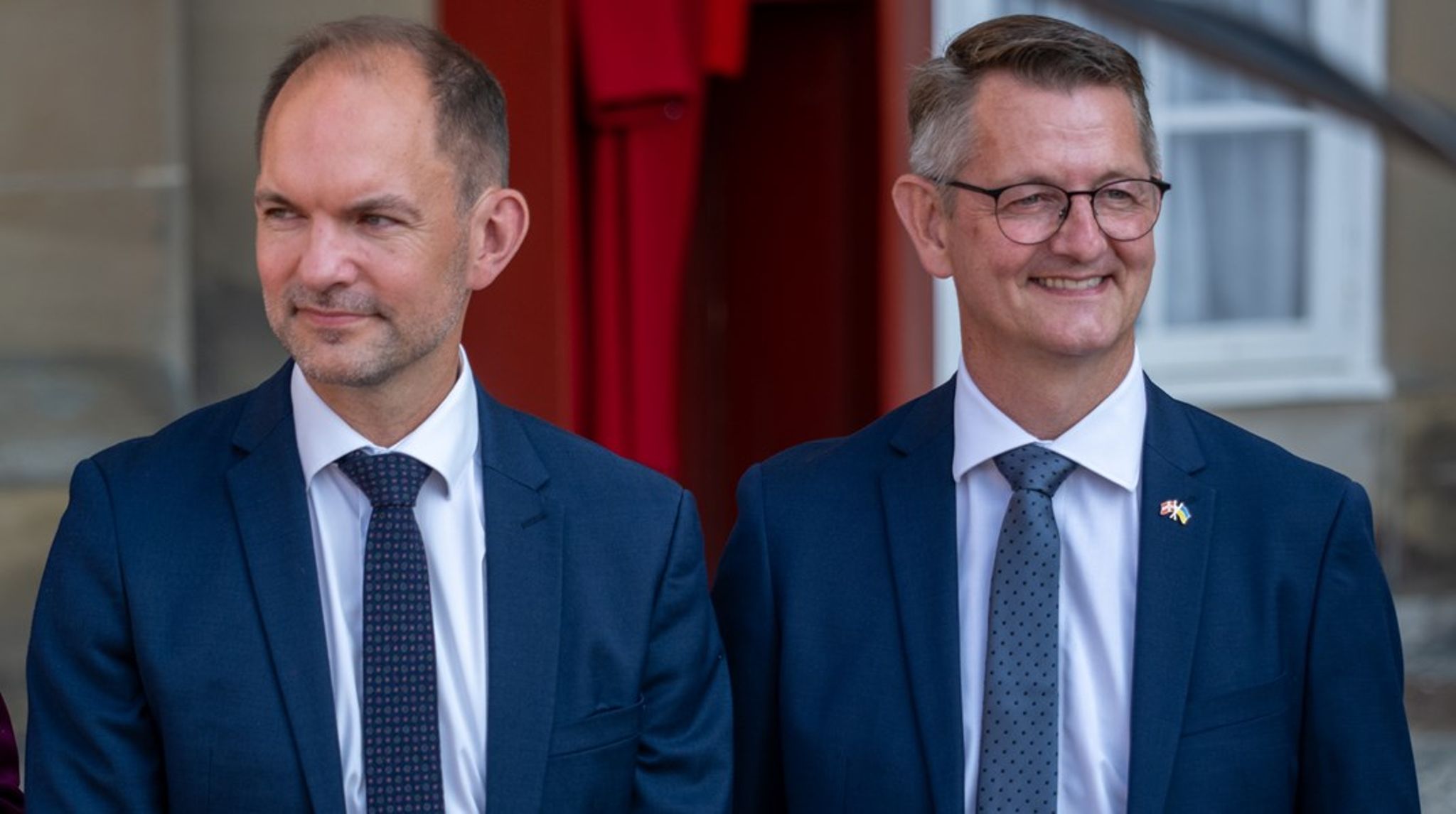 Den nye trepartsminister, Jeppe Bruus (tv.), træder ind i Grønt Udvalg, hvor ministeren for fødevarer, landbrug og fiskeri, Jacob Jensen (th.) også sidder. Bruus overtager samtidig en stor del af Jensens ressort.