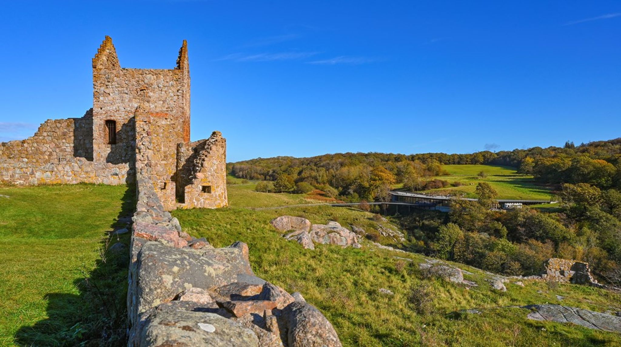 Hammershus på Bornholm, som er Nordeuropas største borgruin, er et af de truede fortidsminder.