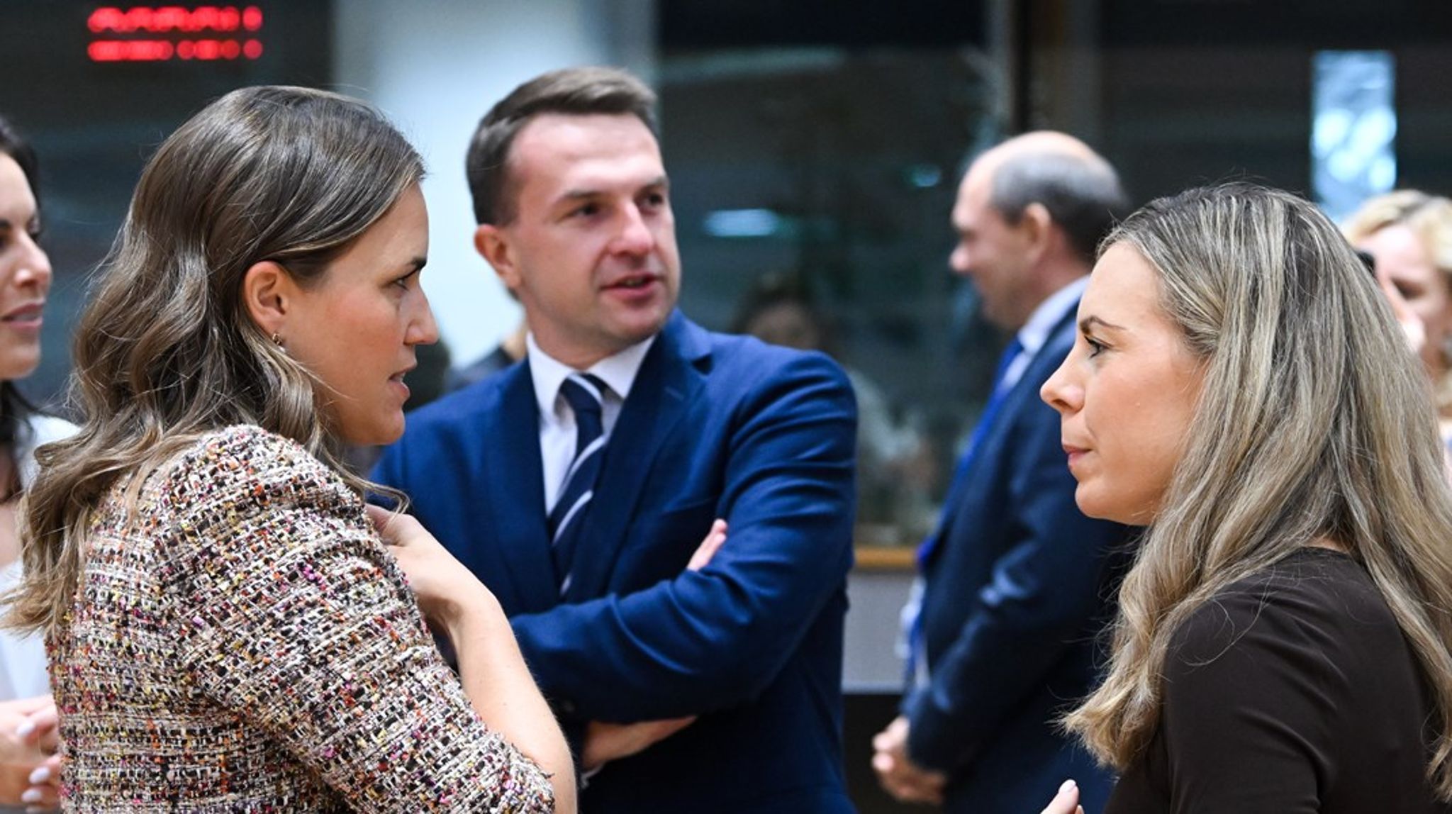 Den danske europaminister, Marie Bjerre (t.v), deler sin svenske kollega Jessica Rosencrantzs (t.h.) ønske om, at der skal være økonomiske konsekvenser for EU-lande, som ikke overholder de fælles spilleregler. 