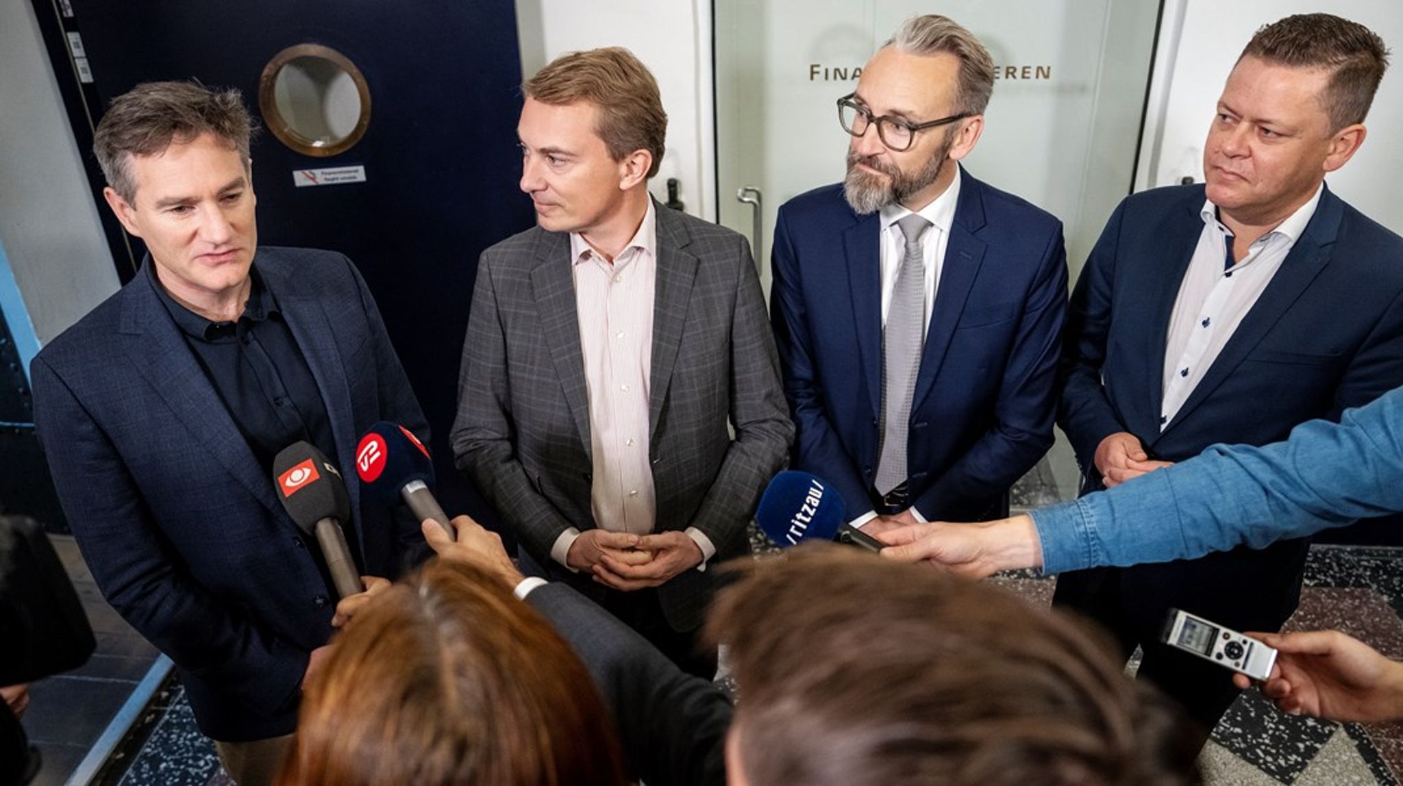 "Vi præsenterer det her sammen. Vi brænder for det her sammen. Hvis vi ikke kan få nok i forhold til vores fælles ønsker, så kommer vi også til at forlade forhandlingslokalet sammen," lød det fra Ole Birk Olesen (LA), da han fredag middag ankom til et såkaldt sættemøde i Finansministeriet.