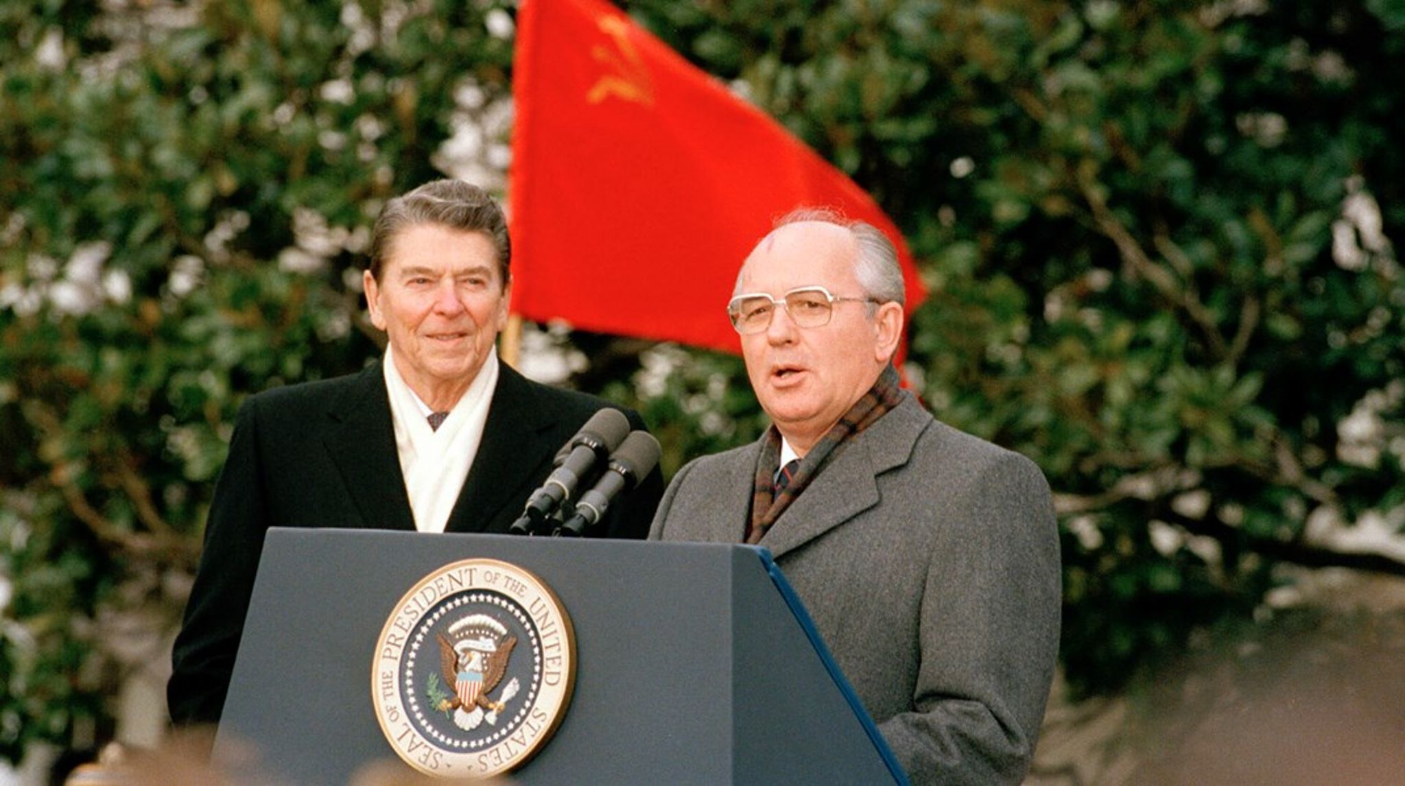 USA's daværende præsident Ronald Reagan (t.v.) og Sovjetunionens daværende præsident Mikhail Gorbatjov (t.h.) er de to absolute hovedpersoner i bogen, der fuldender Poul Villaumes flotte tre binds-værk om Den Kolde Krig.