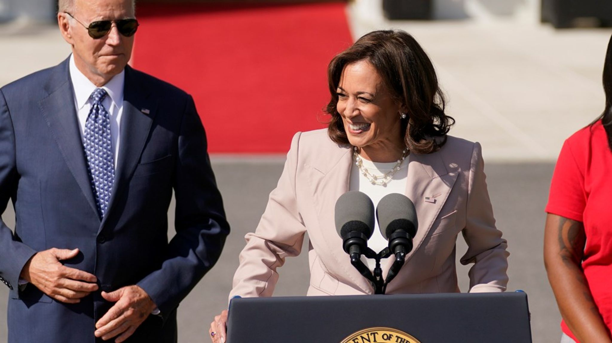 Kamala Harris vil fortsætte Joe Bidens arbejde med 'Inflation Reduction Act', som Harris var med til at præsentere på billedet. Derfor kan grønne virksomheder i forberede sig på øgede muligheder for bæredygtige løsninger, skriver Anette Galskjøt.