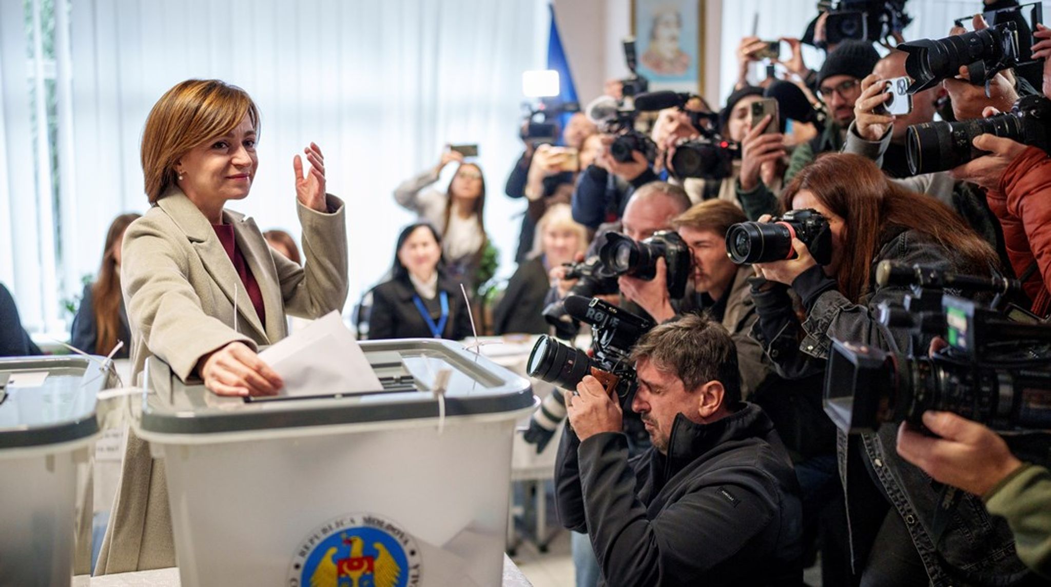 Moldovas præsident Maia Sandu afgiver sin stemme ved landets præsidentvalg og folkeafstemning om EU-medlemsskab den 20. oktober 2024.