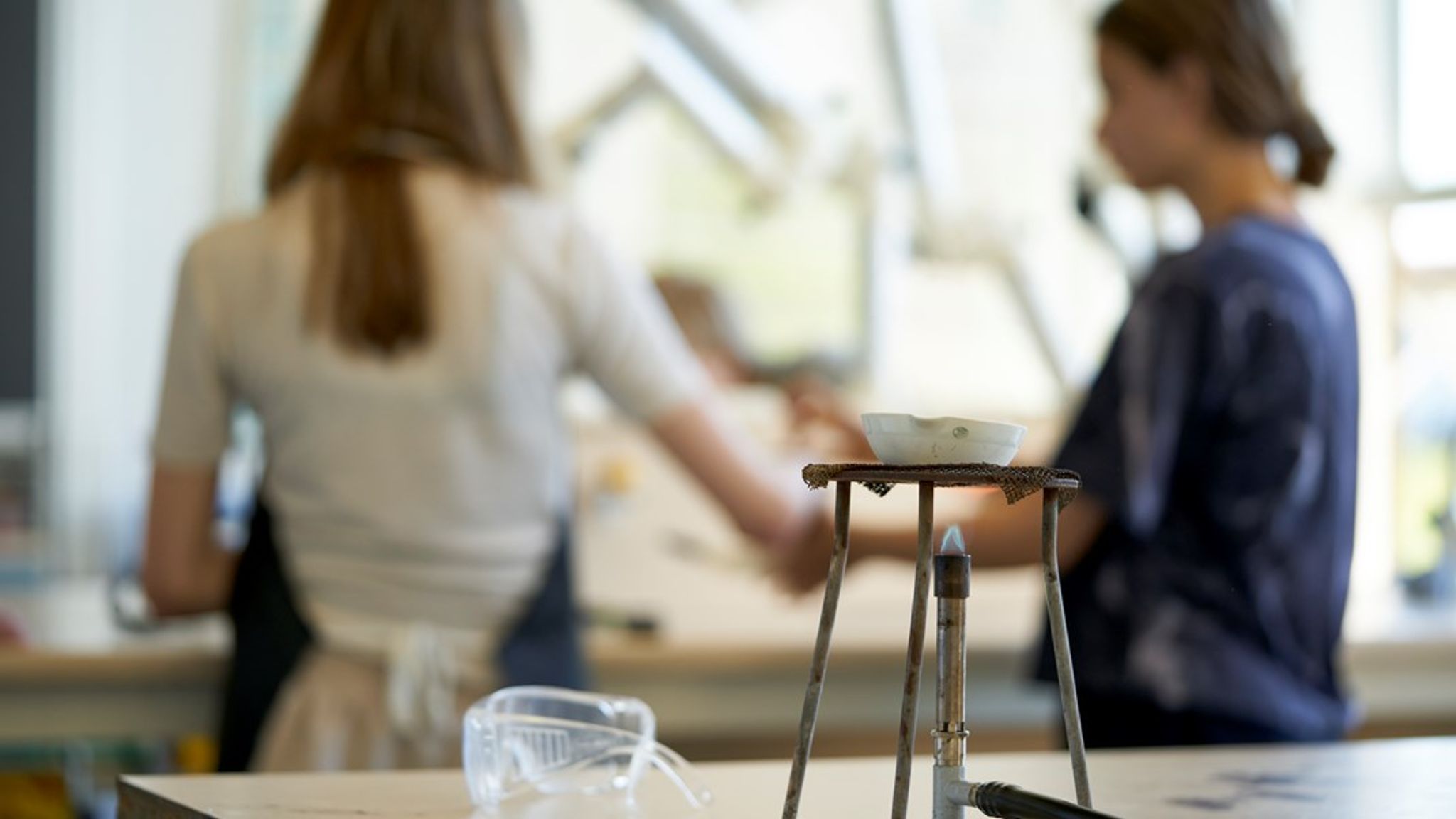 En del gymnasier vil komme til at stå i en situation, hvor det bliver for dyrt for dem at oprette naturvidenskabelige studieretninger, skriver fire uddannelsesaktører.&nbsp;