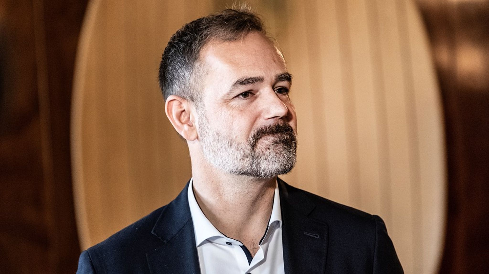 Jacob Bundsgaard (S) fortalte på et pressemøde onsdag 23. oktober, at han trak sig som borgmester i Aarhus efter 13 år og fra politik, da tiden var inde til et karriereskifte. Og han sagde farvel med en varm lovprisning af kommunalpolitikken, skriver Roger Buch.<br>