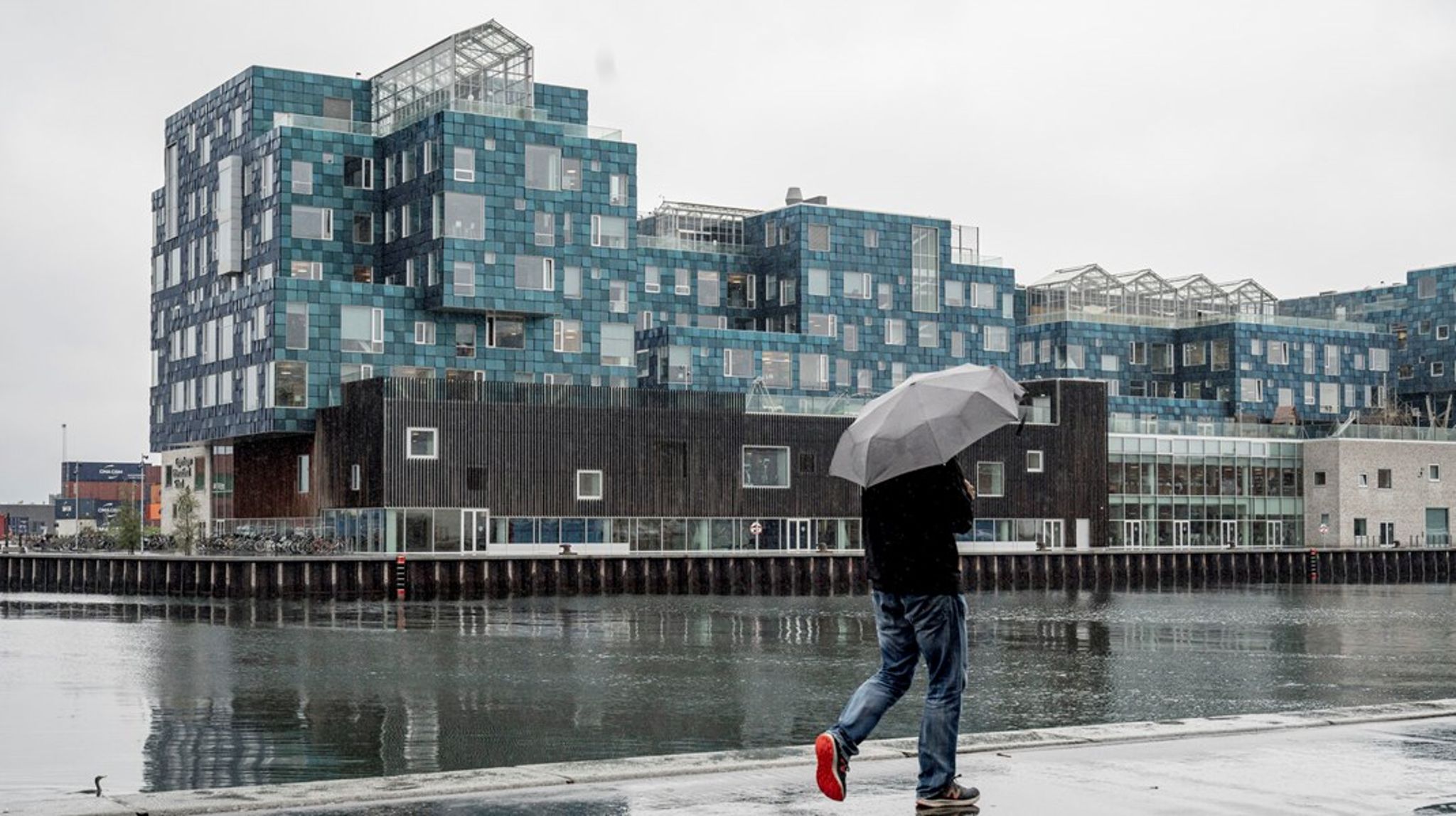 Det er blevet vådere og varmere i Danmark, men bygningsreglementet er ikke fulgt med klimaudviklingen. Derfor risikerer nye huse ikke at kunne håndtere stadig større mængder fugt, og det går ud over indeklimaet og kan give problemer med fugt og skimmelsvamp, advarer Rambøll.