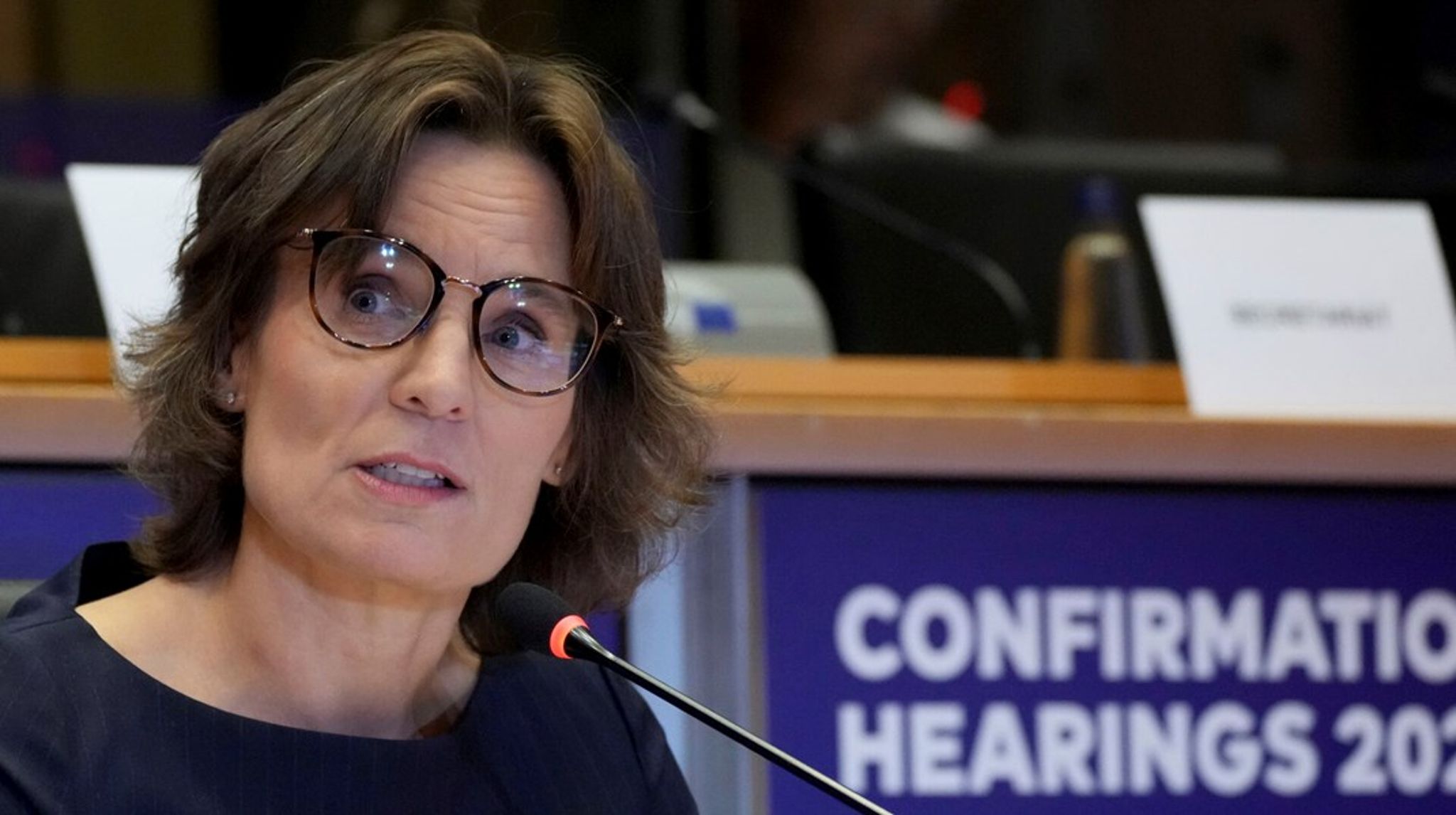Den svenske eksminister Jessika Roswall blev onsdag foreløbigt godkendt som kommende miljøkommissær efter et døgns forsinkelse og politiske forhandlinger bag kulissen i Europa-Parlamentet.