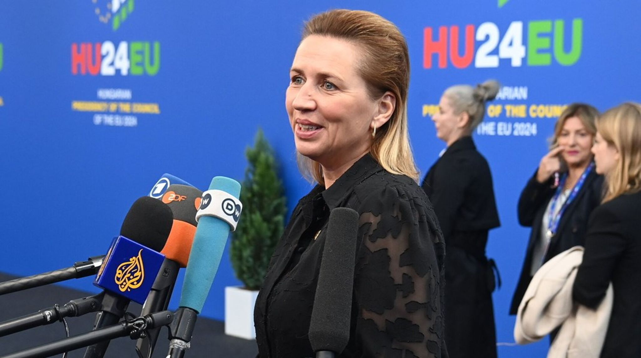 Statsminister Mette Frederiksen deltager fredag i EU's topmøde i Budapest.