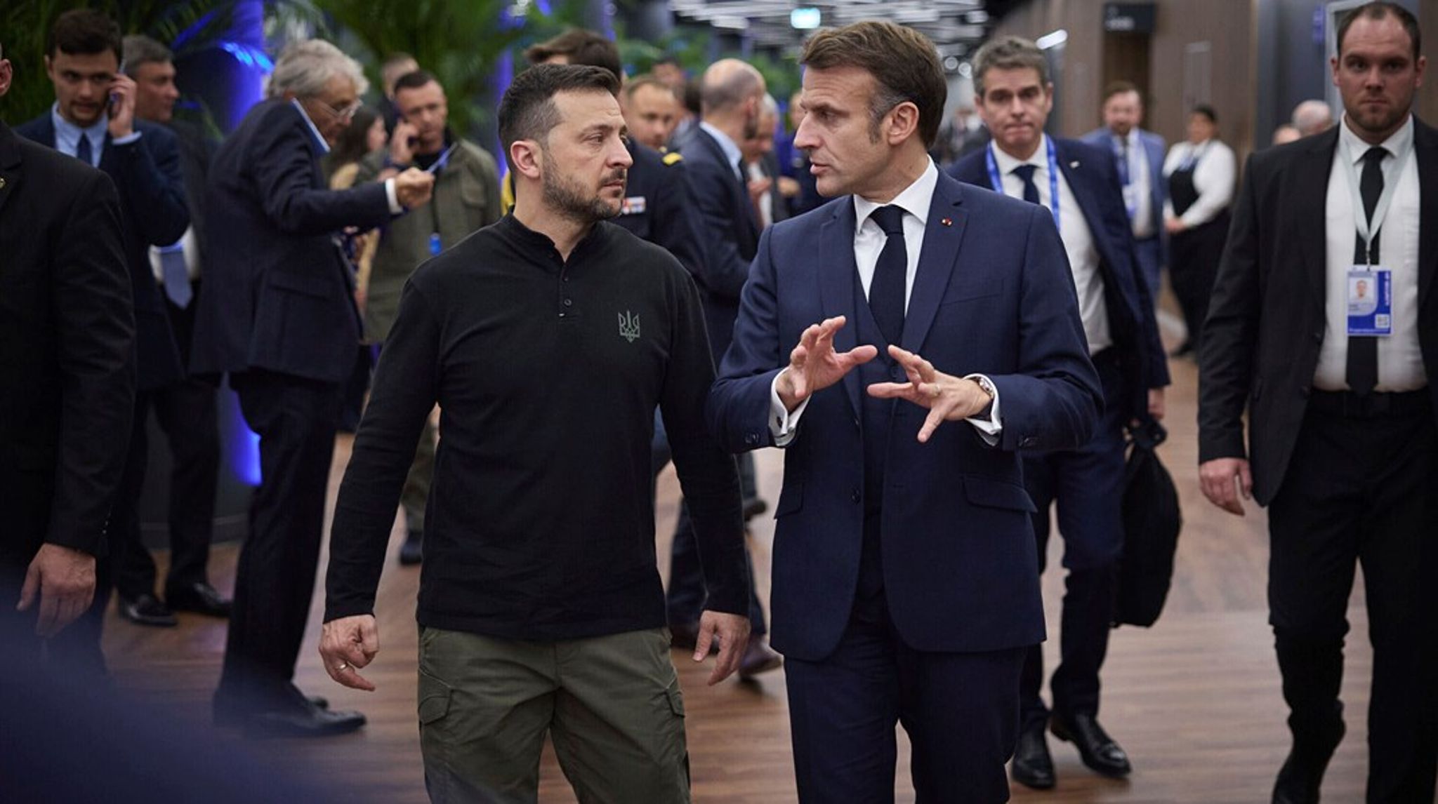 Ukraines præsident, Volodymyr Zelenskyj, får behov for endnu mere støtte fra den franske leder, Emmanuel Macron (t.h.), hvis USA som ventet begynder at trække sig efter genvalget af Donald Trump.