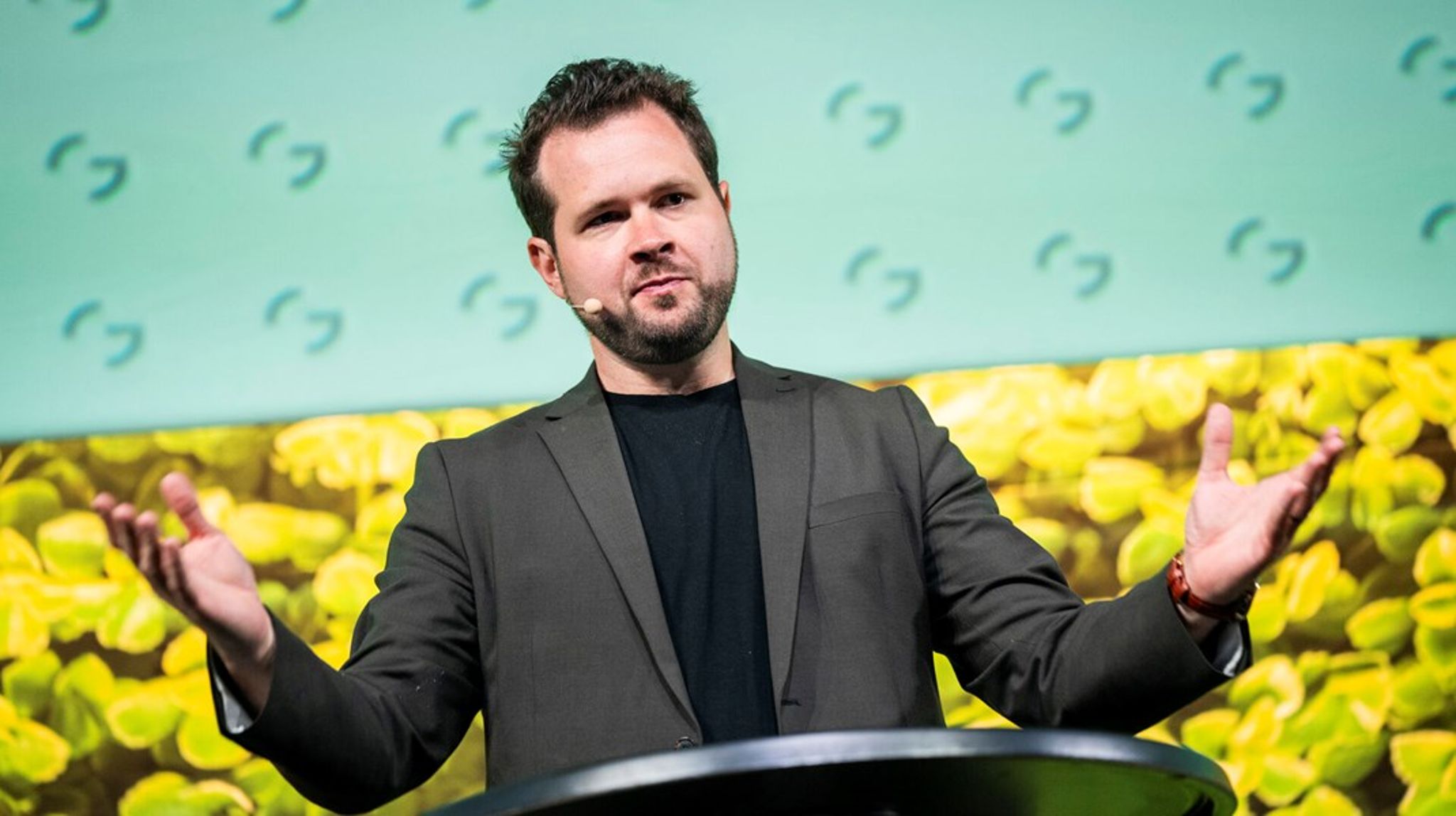Det er ikke urimeligt at spørge, om det er fair over for de kommende generationer, at vi efterlader dem en massiv regning uden selvstændighed til at prioritere egne nationale interesser, skriver Anders Vistisen. 