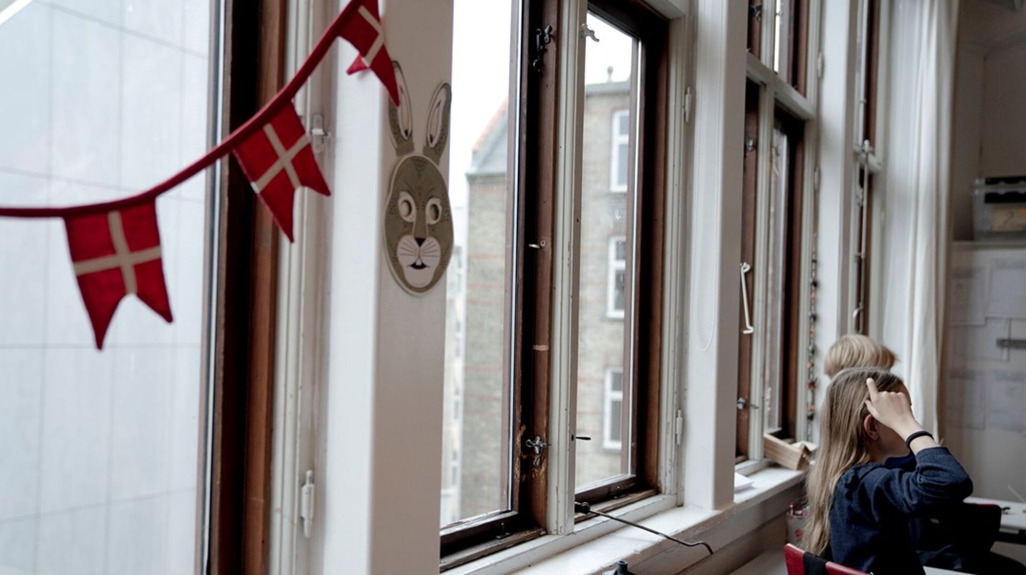 Nye vinduer på skoler og plejehjem kan blive en del af opgaven, når kommunerne i de kommende år skal i gang med at renovere offentlige bygninger, så Danmark lever op til henholdsvis EU's energieffektiviseringsdirektiv og EU's bygningsdirektiv. Der er dog stor forskel på, hvor omfattende kravene bliver for de enkelte kommuner, da der er stor forskel på, i hvor god energimæssig stand kommunernes bygninger er, viser en analyse fra Rambøll/Dansk Industri.