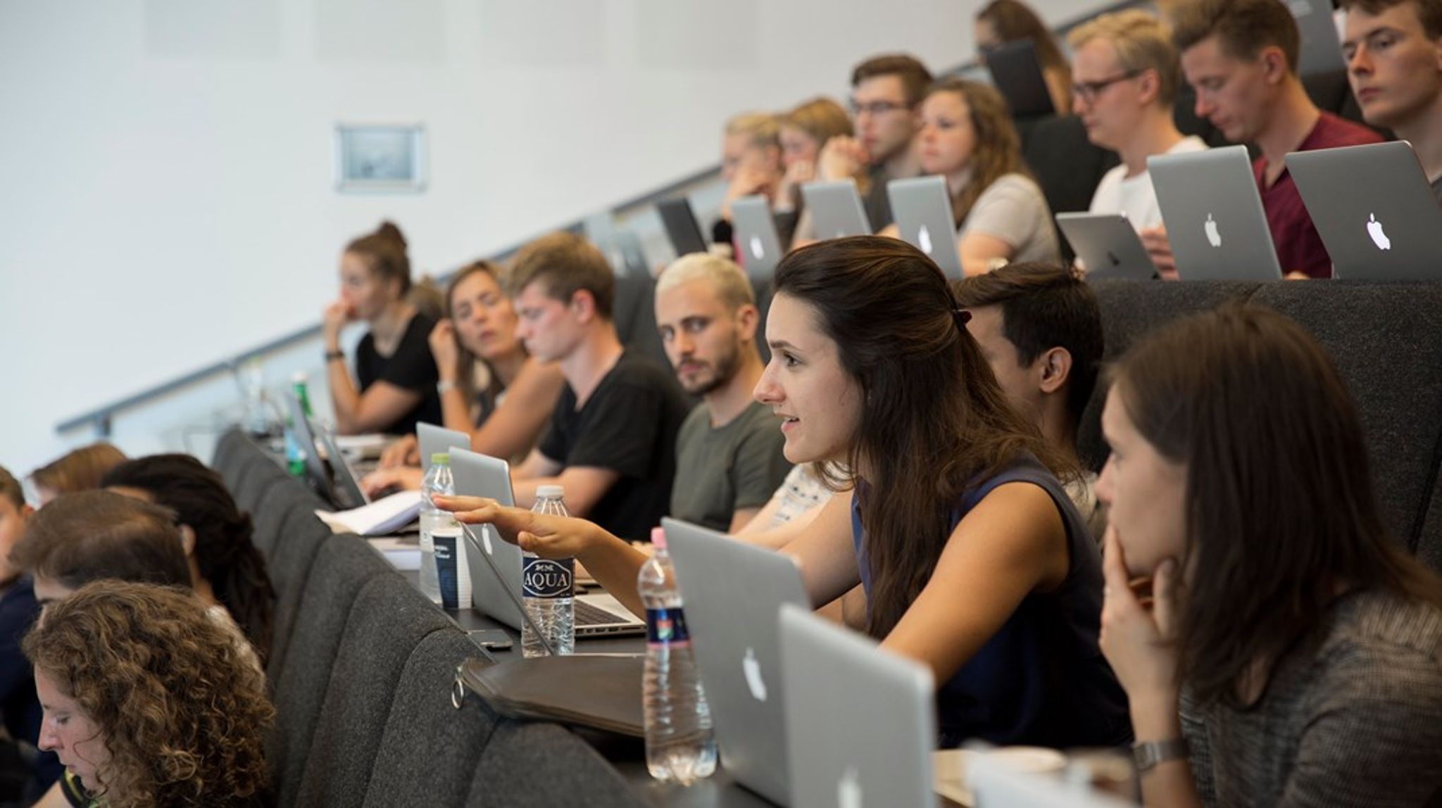 Udenlandske studerende kan få SU i Danmark, hvis de arbejder, på grund af EU-regler. Derfor har tidligere regeringer måtte skrue på antallet af engelsksprogede studiepladser for at holde udgifterne under et politisk vedtaget loft.&nbsp;