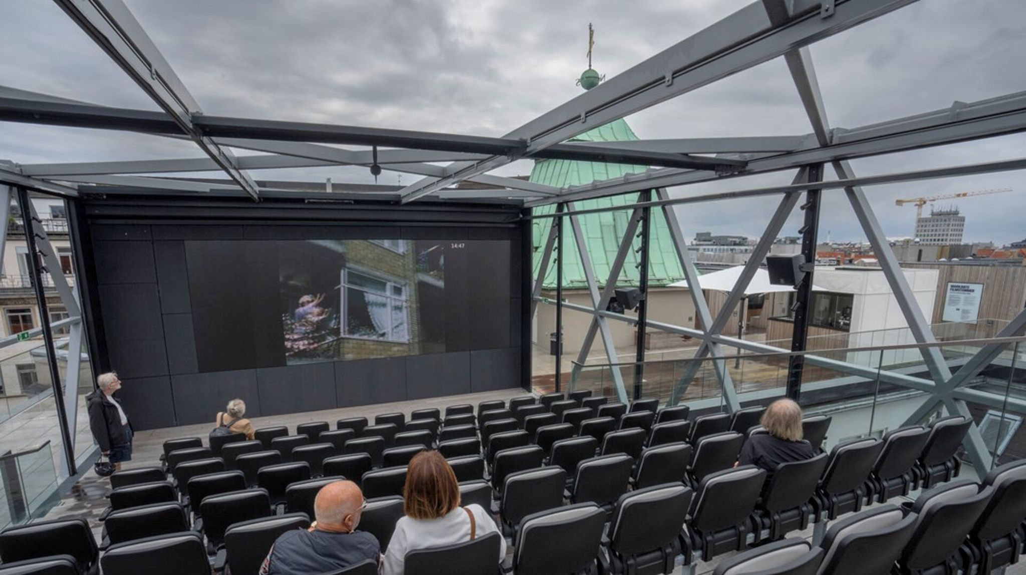 Det mest tragiske er, at 12 medarbejdere, der faktisk har vist deres evner til at formidle film, har måttet forlade filminstituttet, skriver Niels Frid-Nielsen.