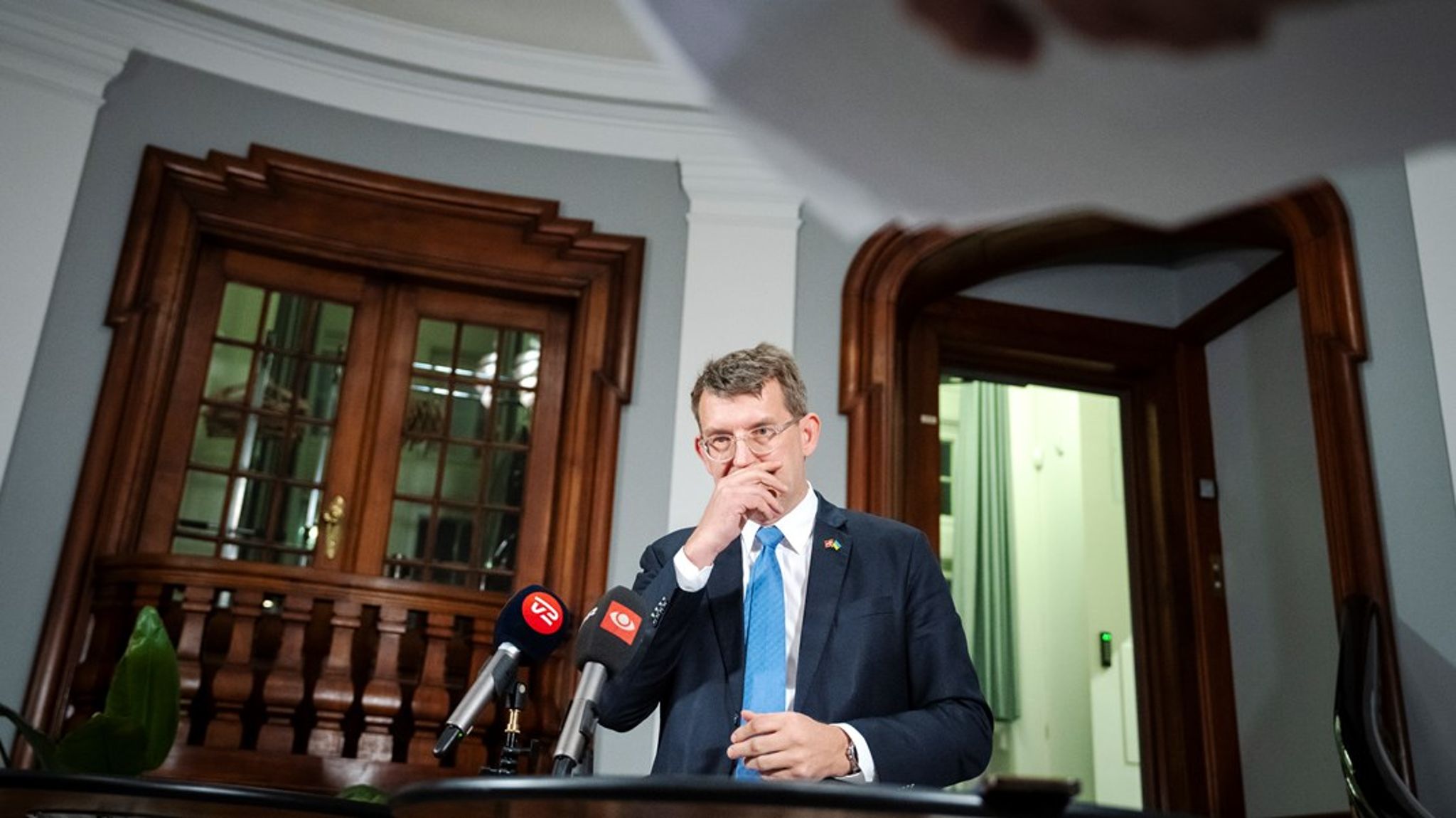 Forsvarsminister Troels Lund Poulsen (V) indrømmede fejl, da han præsenterede onsdag den længe ventede advokatundersøgelse af Elbit-sagen. Undersøgelsen trækker nu statens egen advokat, Kammeradvokaten, ind i sagen. Mistanken er, at Kammeradvokaten forsøgte at skjule vigtig information for Forsvarsministeriet. <br>