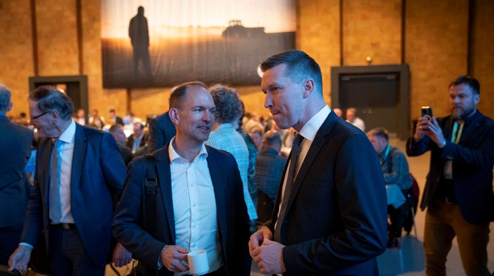 Grøn trepartsminister Jeppe Bruus (S) med en kaffekop i hånden ved Landbrug & Fødevarers delegeretmøde i forrige uge, da de politiske forhandlinger om den grønne trepart var gået i alvorlig hårdknude. Den politiske aftale præsenteres mandag. Det præcise indhold og modtagelsen hos bl.a. L&F-formand Søren Søndergaard (th) kendes ikke endnu.